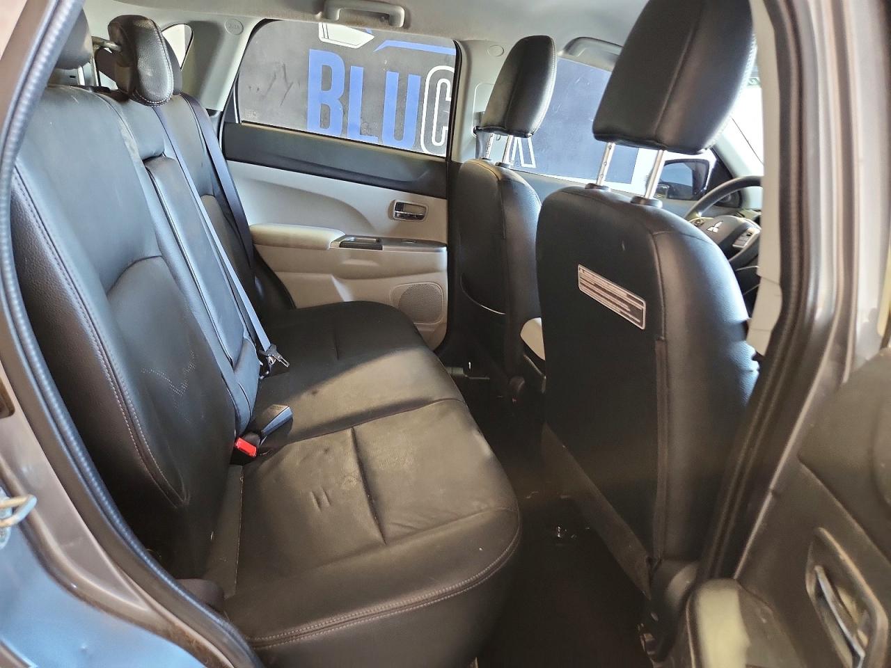 2018 Mitsubishi Outlander Sport Es Two Tone vin: JA4AP3AU8JZ017719