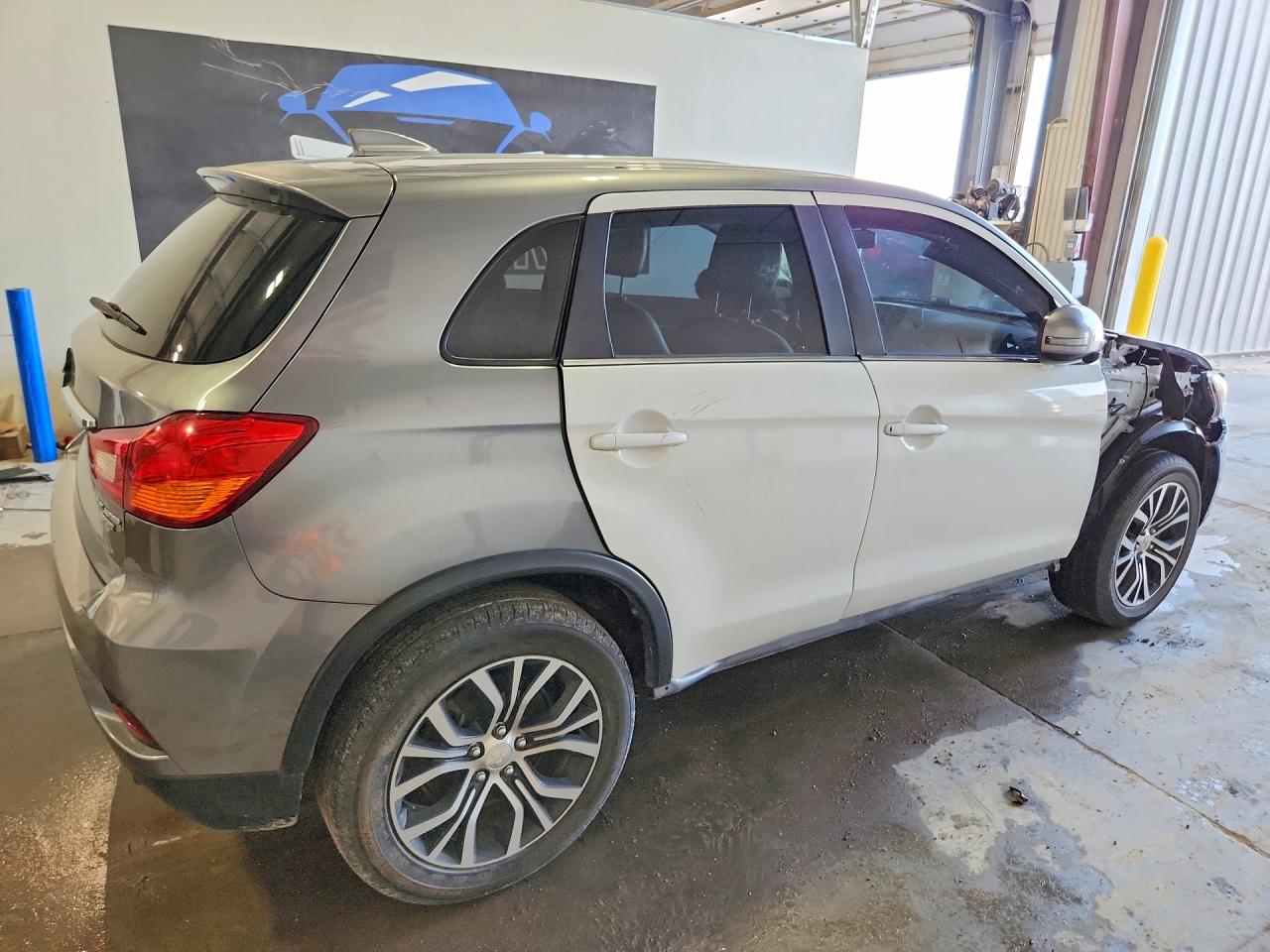 2018 Mitsubishi Outlander Sport Es Two Tone vin: JA4AP3AU8JZ017719