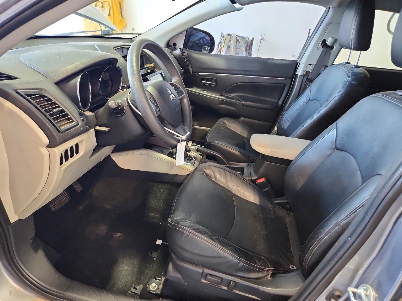 2018 Mitsubishi Outlander Sport Es Two Tone vin: JA4AP3AU8JZ017719