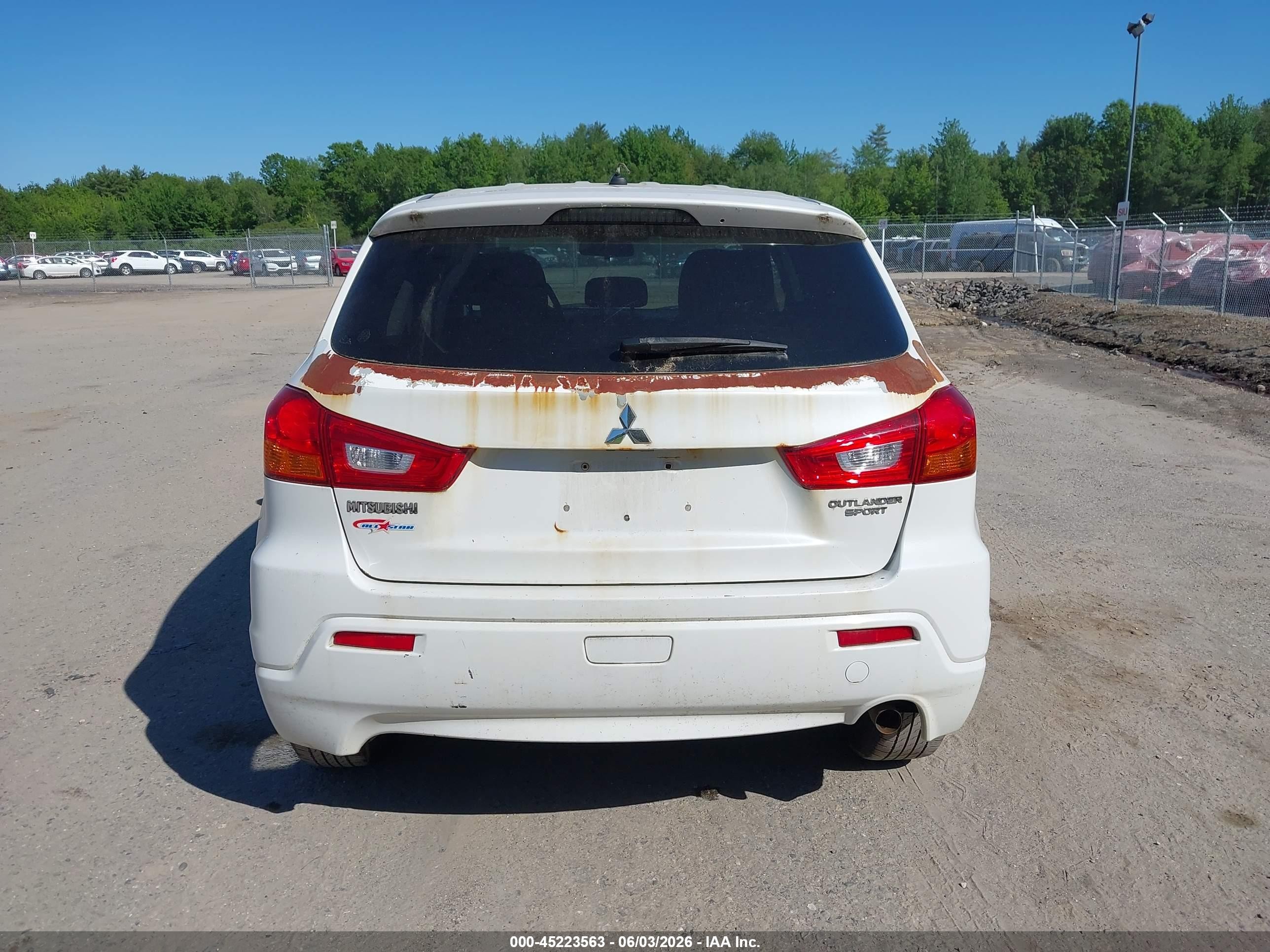 2011 Mitsubishi Outlander Sport Es White vin: JA4AP3AUXBZ014869