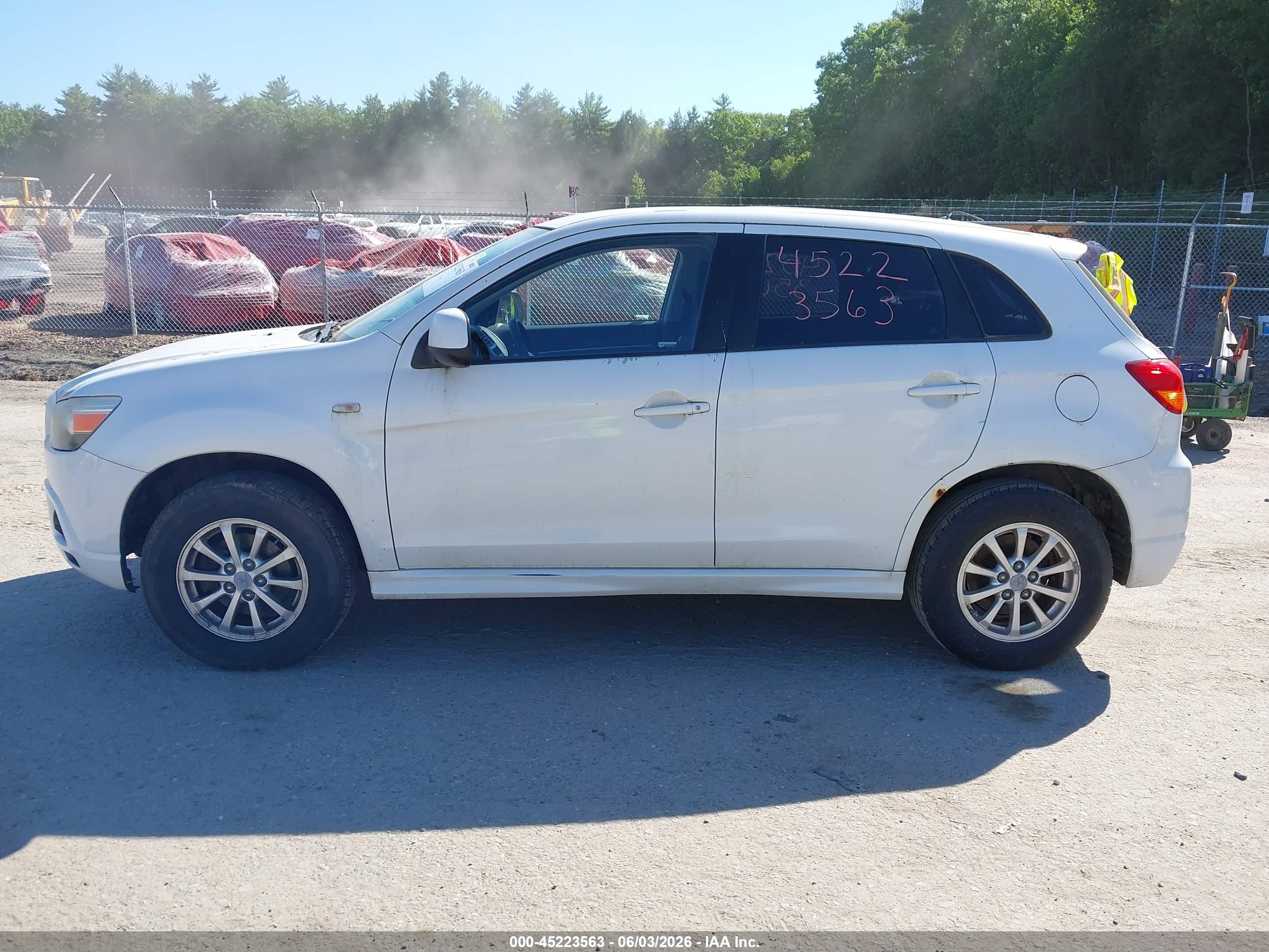 2011 Mitsubishi Outlander Sport Es White vin: JA4AP3AUXBZ014869