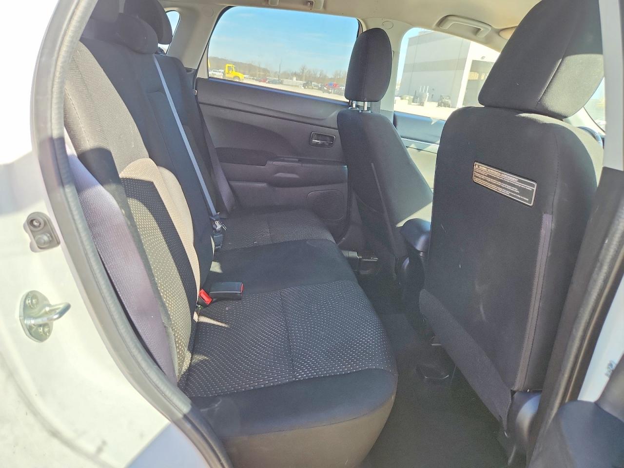 2016 Mitsubishi Outlander Sport Es White vin: JA4AP3AUXGZ028519