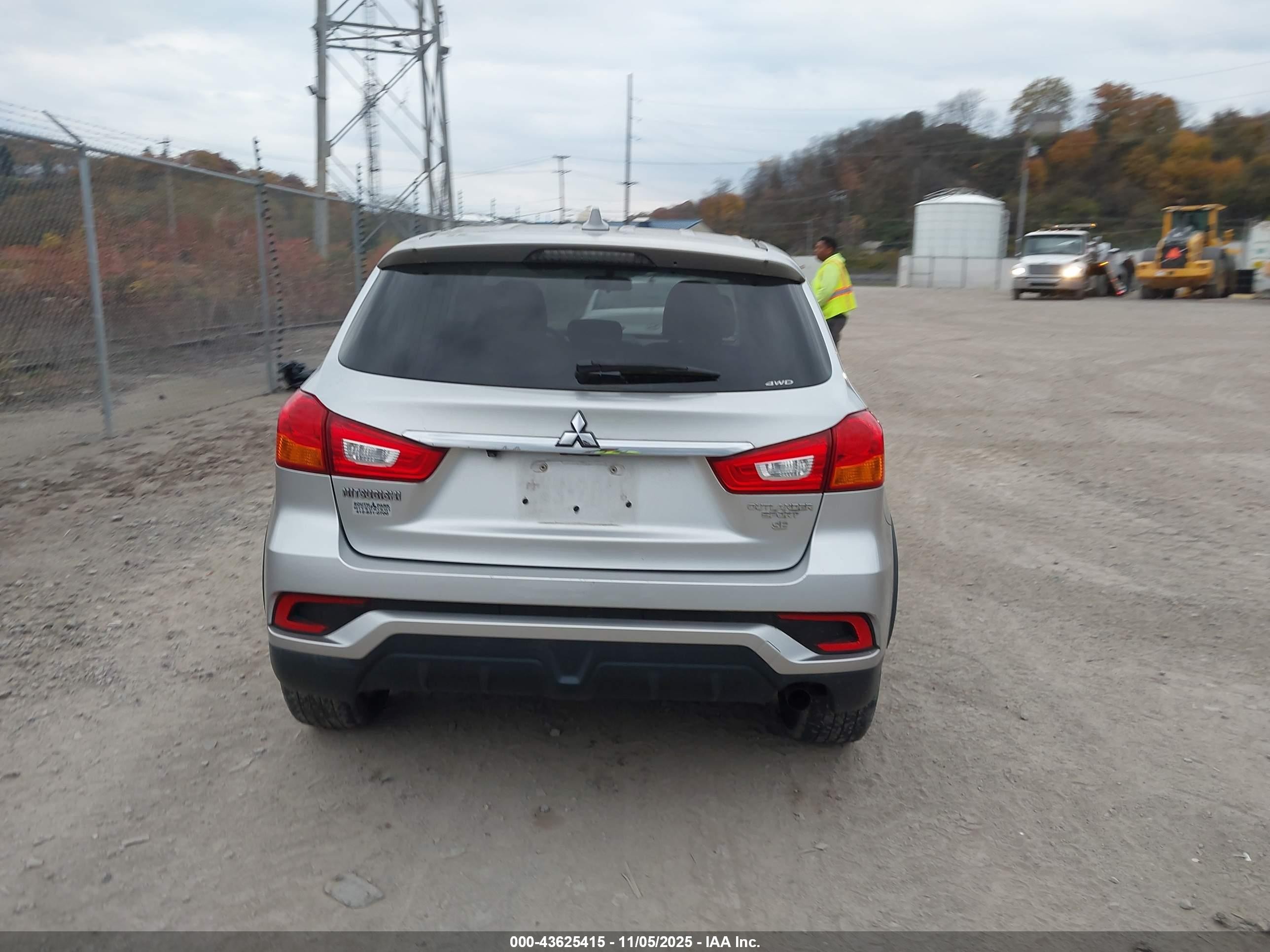 2018 Mitsubishi Outlander Sport 2.4 Se Серебряный vin: JA4AR3AW3JU001677