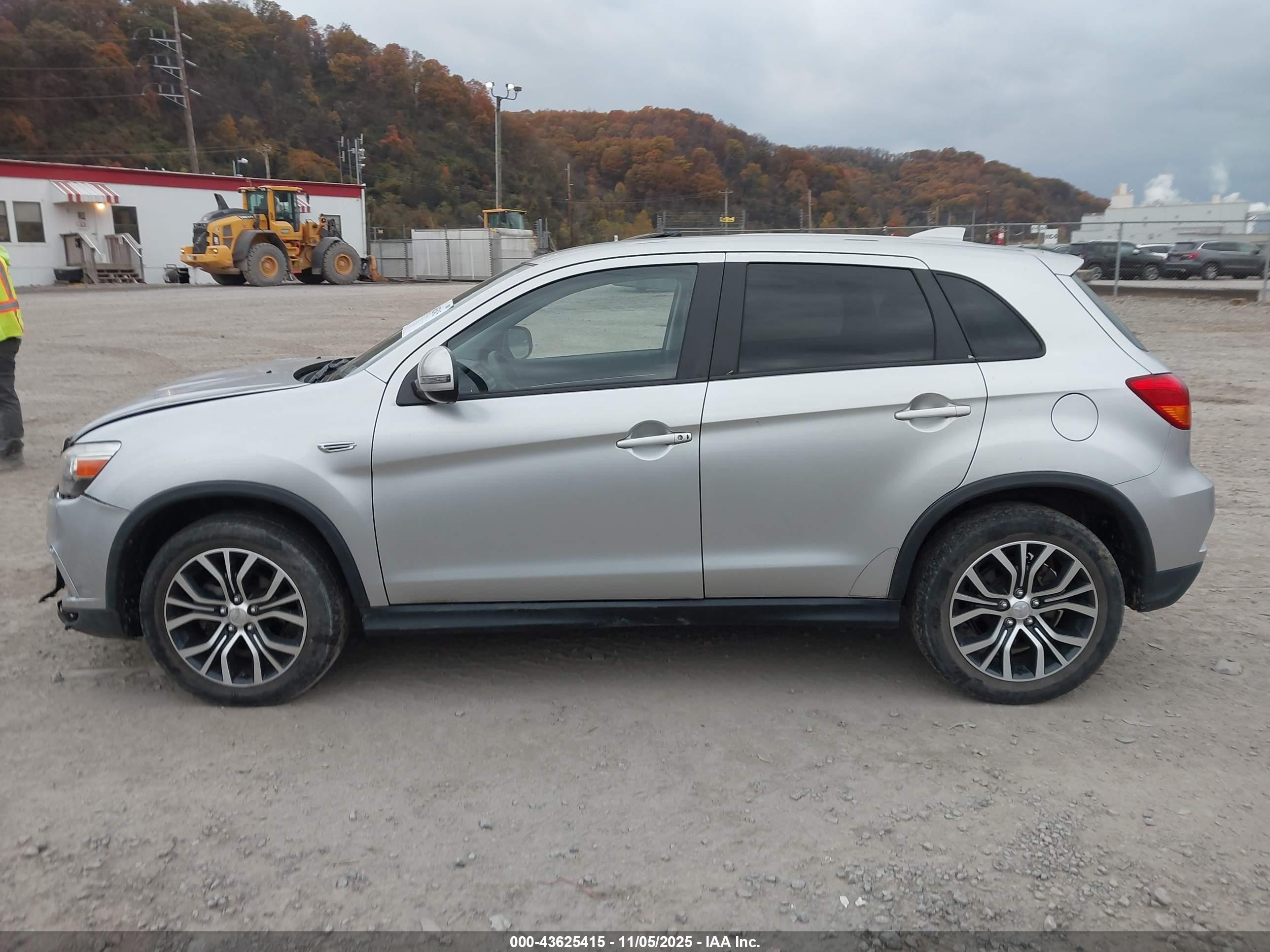2018 Mitsubishi Outlander Sport 2.4 Se Серебряный vin: JA4AR3AW3JU001677