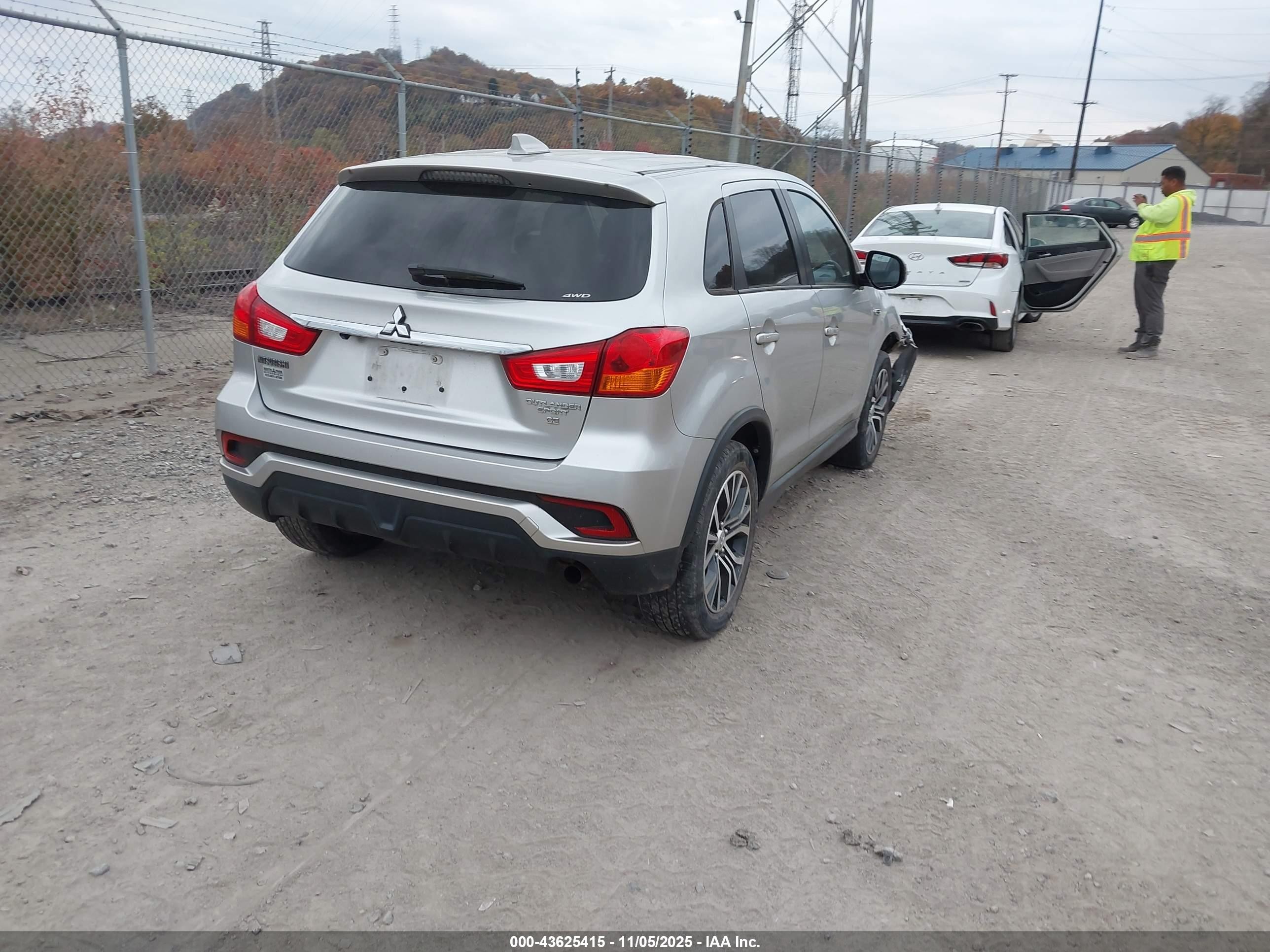 2018 Mitsubishi Outlander Sport 2.4 Se Серебряный vin: JA4AR3AW3JU001677