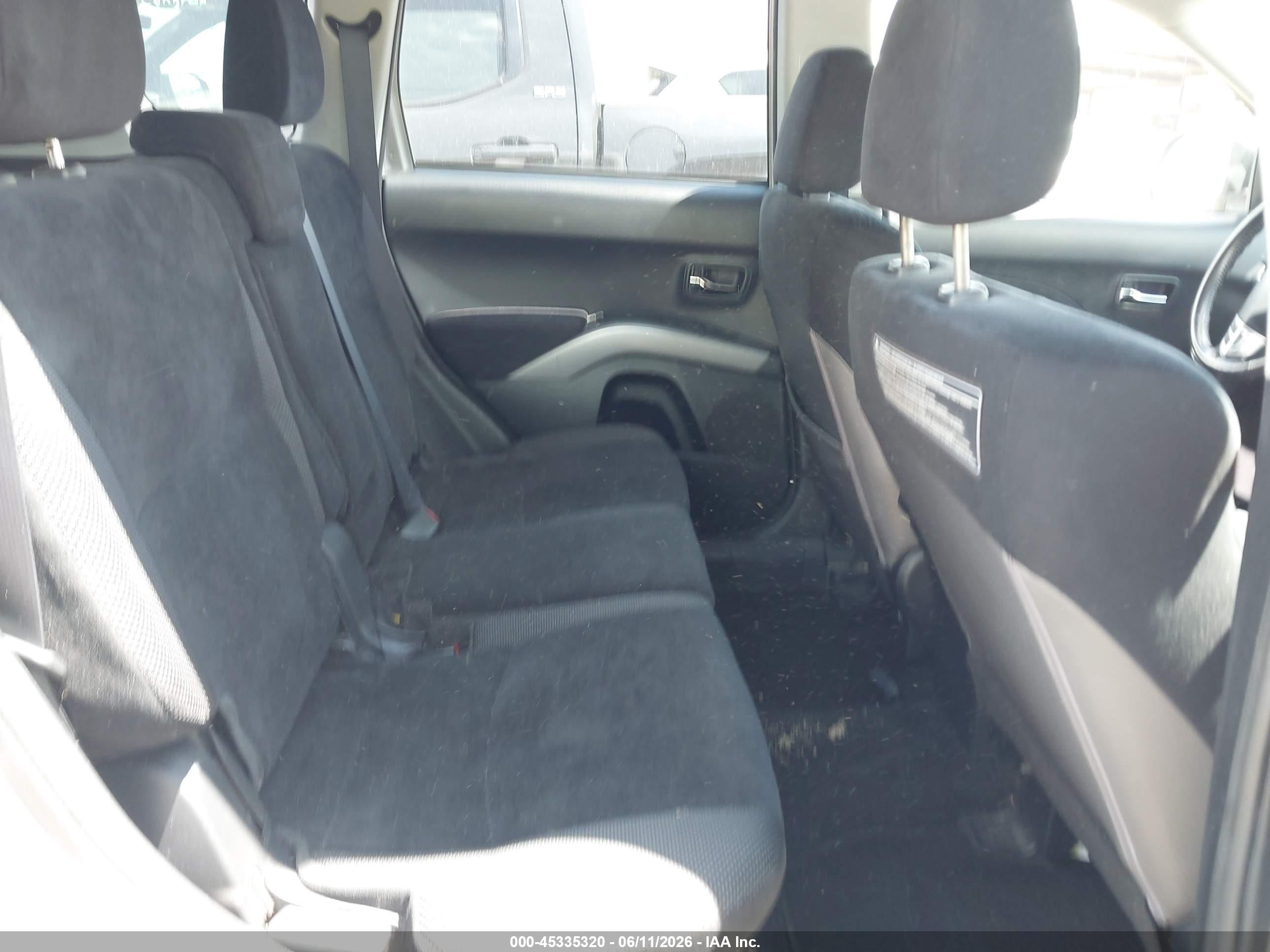 2012 Mitsubishi Outlander Es Silver vin: JA4AS2AW5CU004713