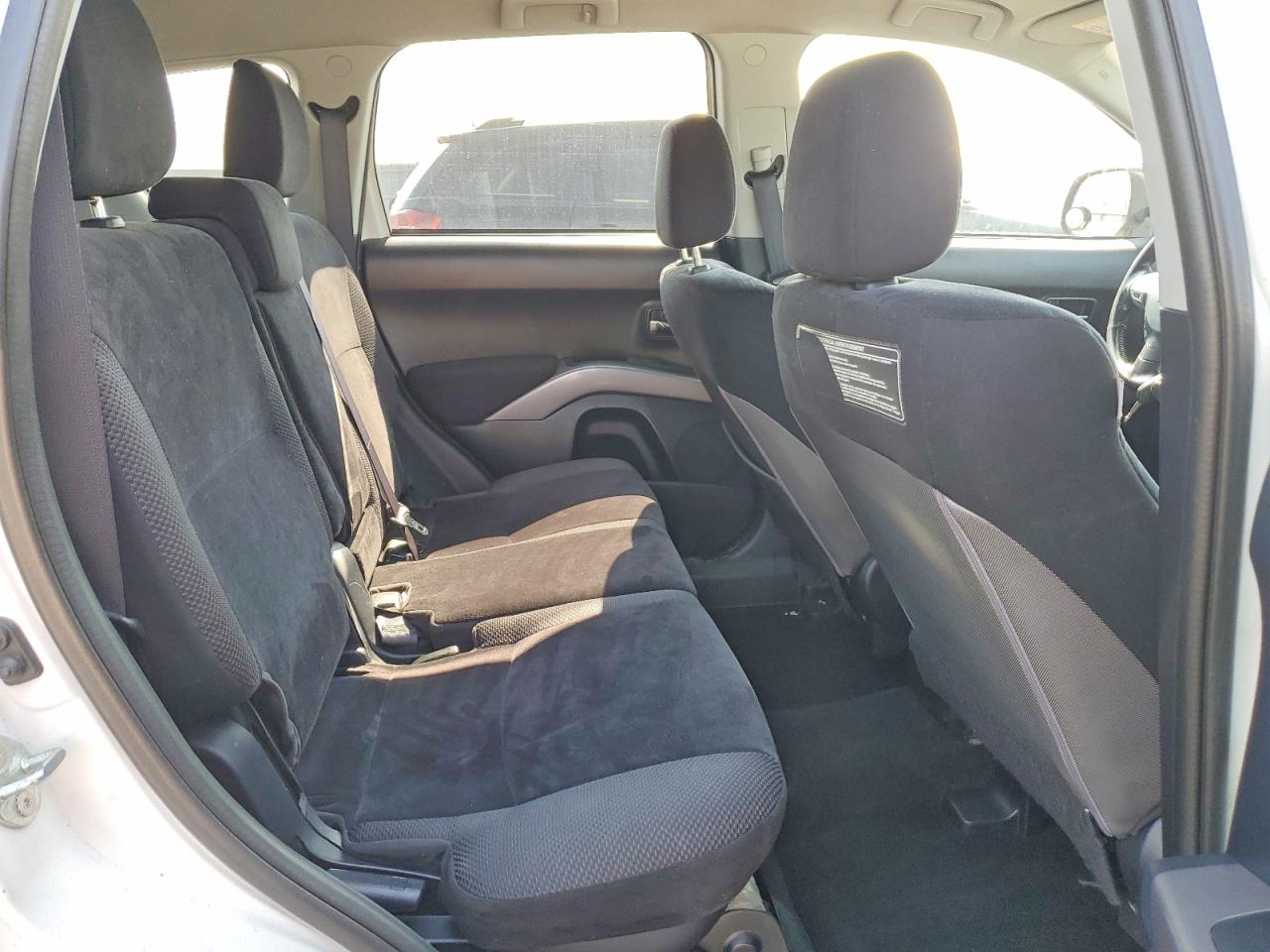2011 Mitsubishi Outlander Es White vin: JA4AS2AW7BU609704