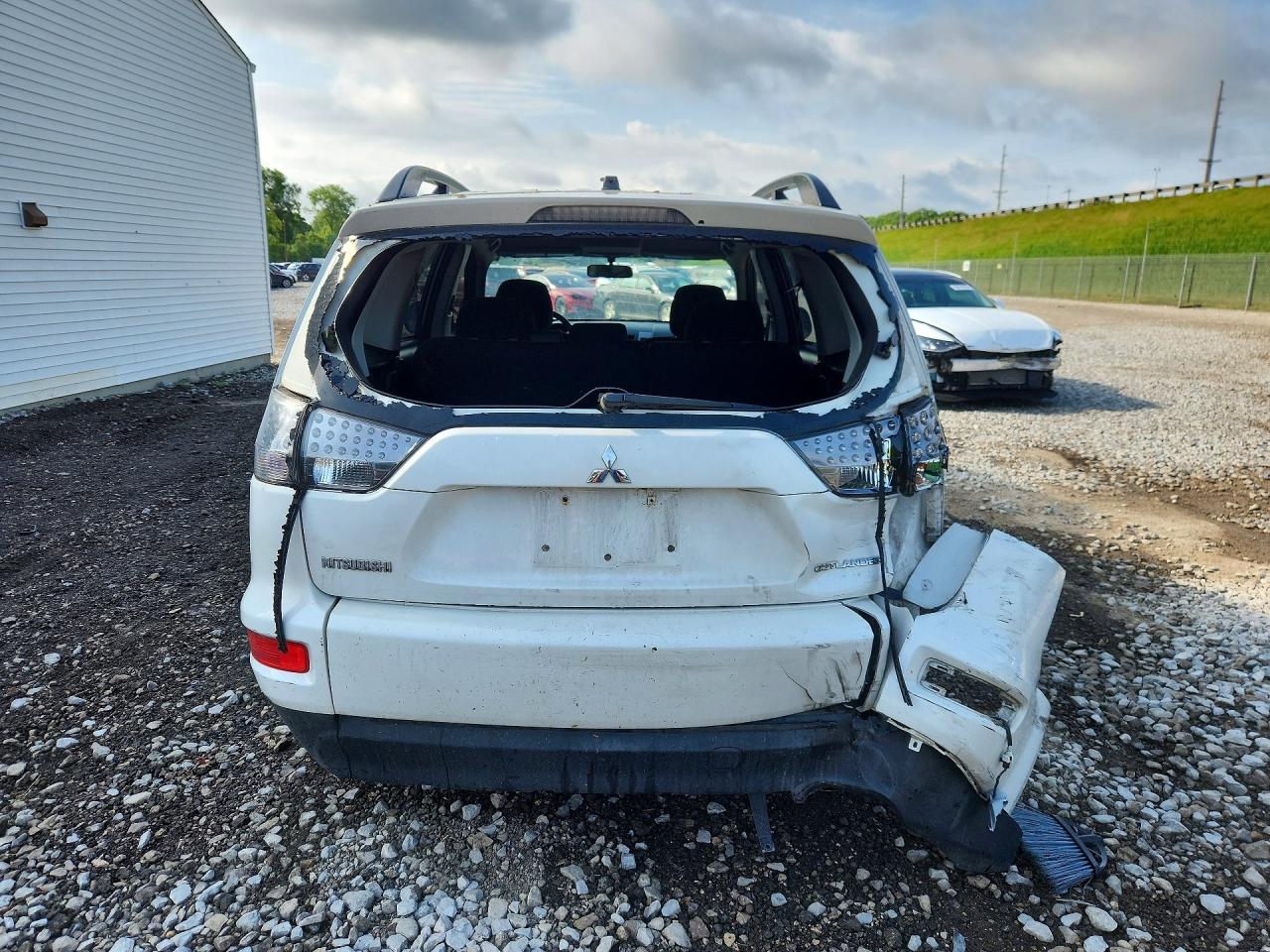 2010 Mitsubishi Outlander Es White vin: JA4AT2AWXAZ018216