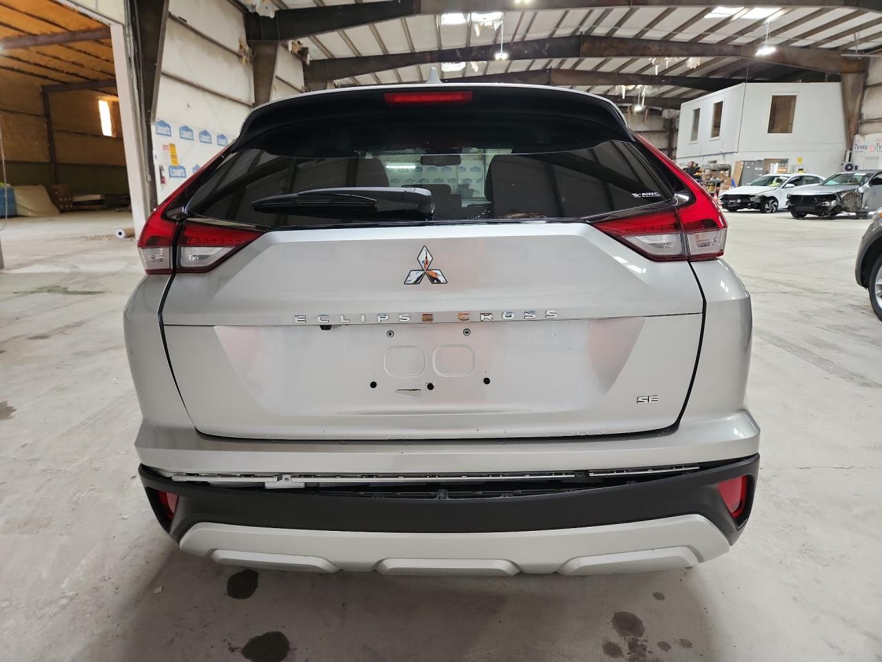 2026 Mitsubishi Eclipse Cross Se Серебряный vin: JA4ATWAAXTZ003682 Damage: Rear Bumper Molding, Broken, Replacement Required