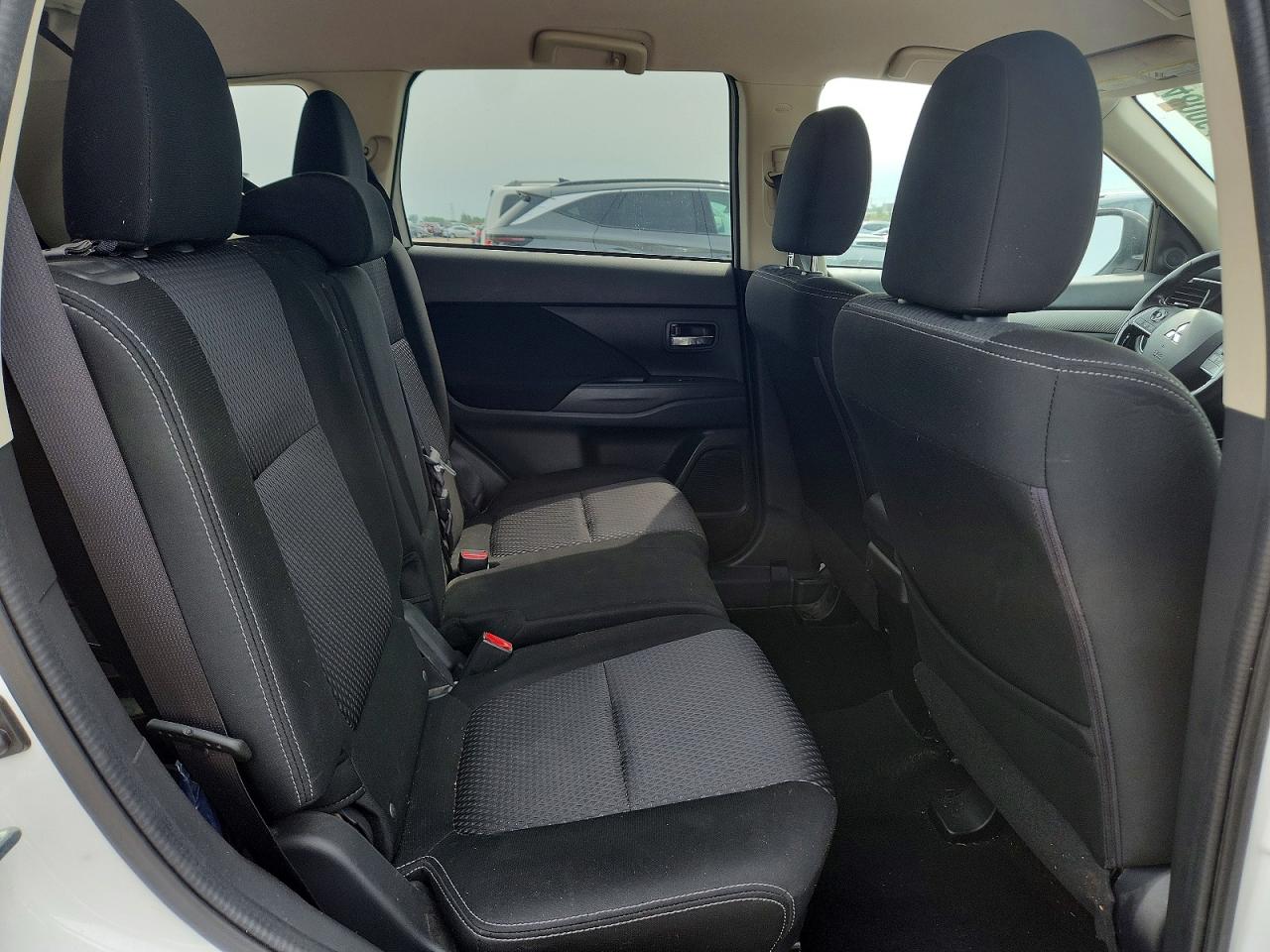 2017 Mitsubishi Outlander Es White vin: JA4AZ2A31HZ045089