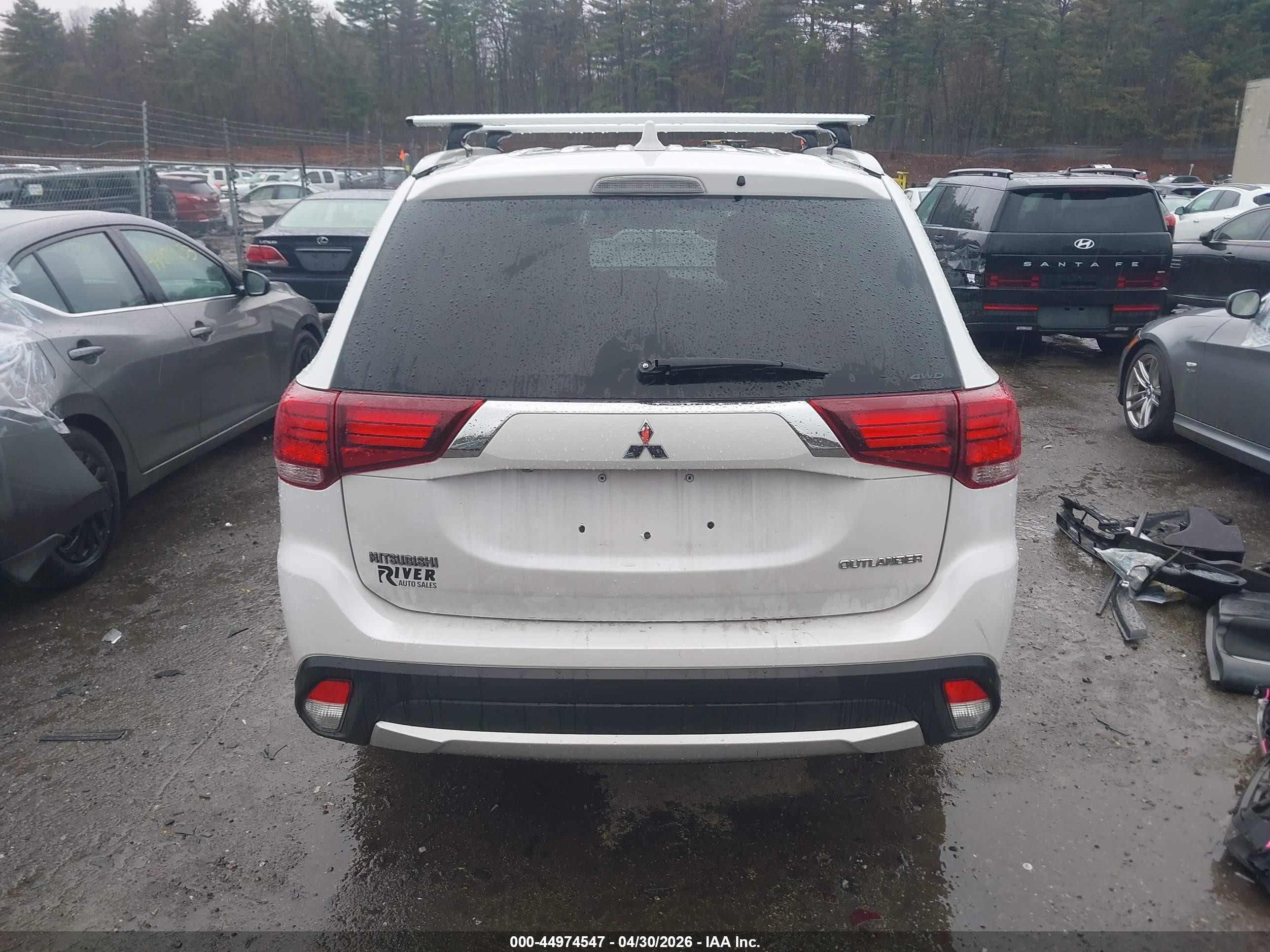 2017 Mitsubishi Outlander Es White vin: JA4AZ2A38HZ039418