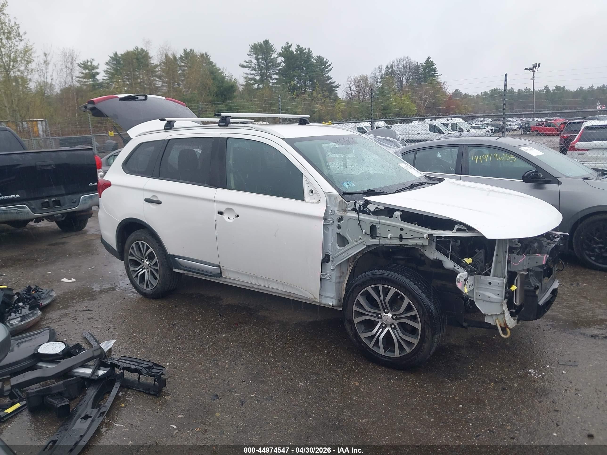2017 Mitsubishi Outlander Es White vin: JA4AZ2A38HZ039418