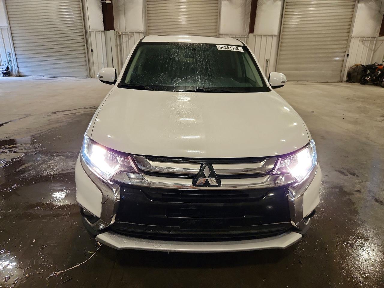 2018 Mitsubishi Outlander Se White vin: JA4AZ3A32JZ064388