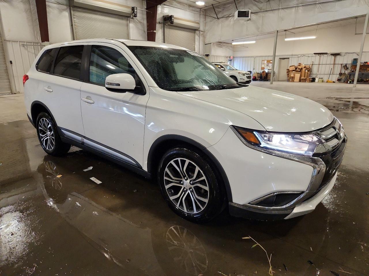 2018 Mitsubishi Outlander Se White vin: JA4AZ3A32JZ064388