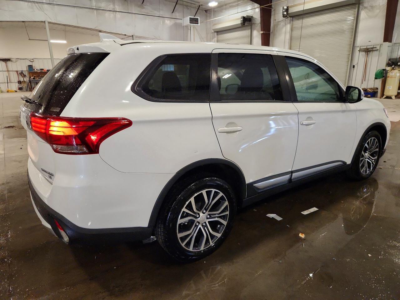 2018 Mitsubishi Outlander Se White vin: JA4AZ3A32JZ064388