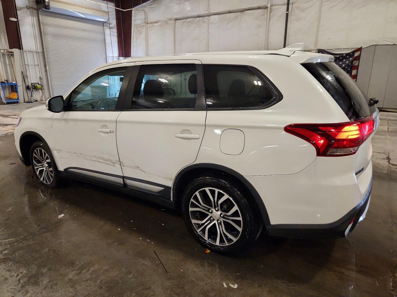 2018 Mitsubishi Outlander Se White vin: JA4AZ3A32JZ064388