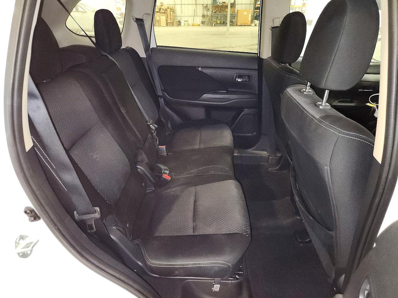 2018 Mitsubishi Outlander Se White vin: JA4AZ3A32JZ064388