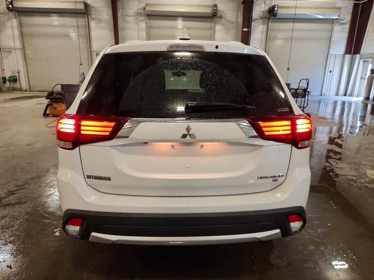 2018 Mitsubishi Outlander Se White vin: JA4AZ3A32JZ064388