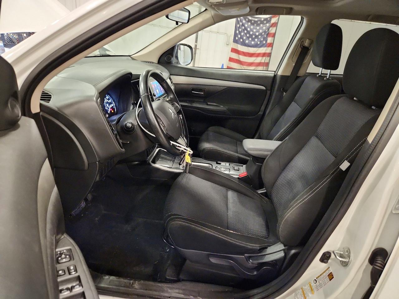 2018 Mitsubishi Outlander Se White vin: JA4AZ3A32JZ064388