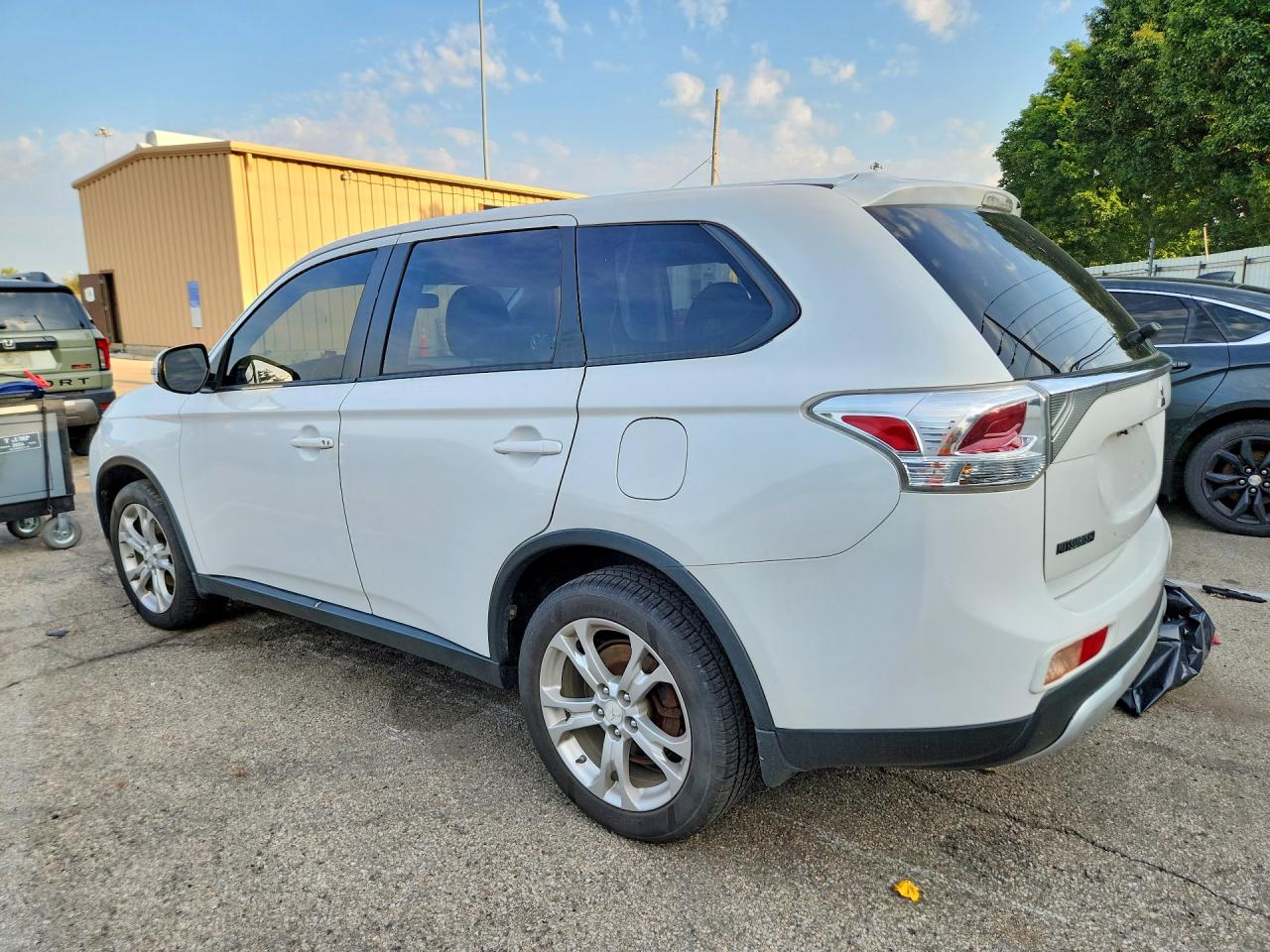 2015 Mitsubishi Outlander Se White vin: JA4AZ3A33FZ008371