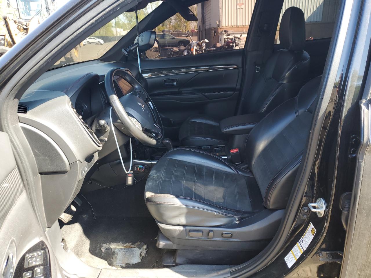 2020 Mitsubishi Outlander Se Black vin: JA4AZ3A33LZ028521 Damage: Left Front Seat Cushion, Torn, 1 To 2 Inches
