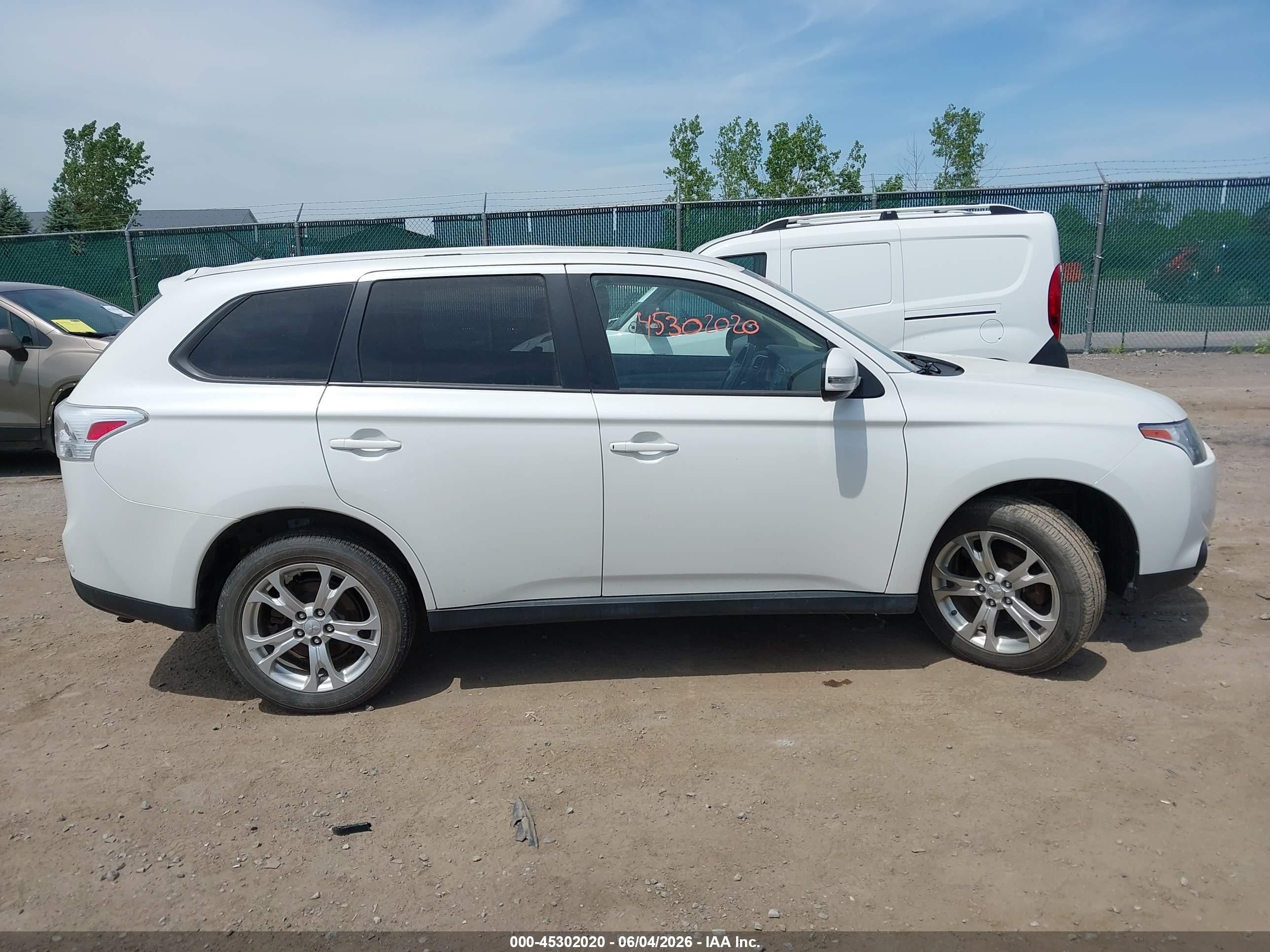 2014 Mitsubishi Outlander Se White vin: JA4AZ3A37EZ015693