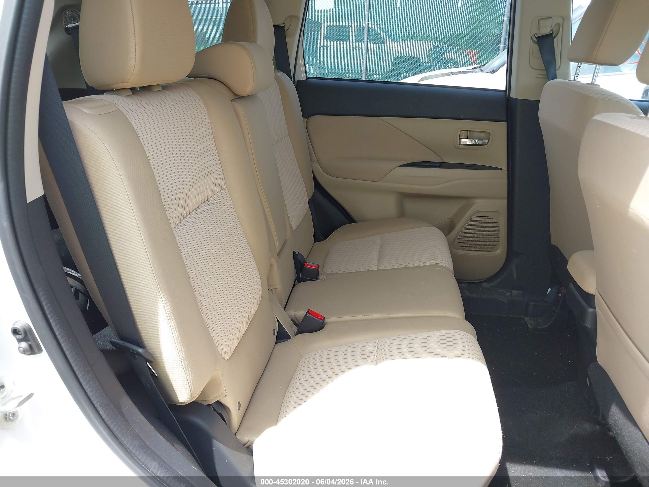 2014 Mitsubishi Outlander Se White vin: JA4AZ3A37EZ015693