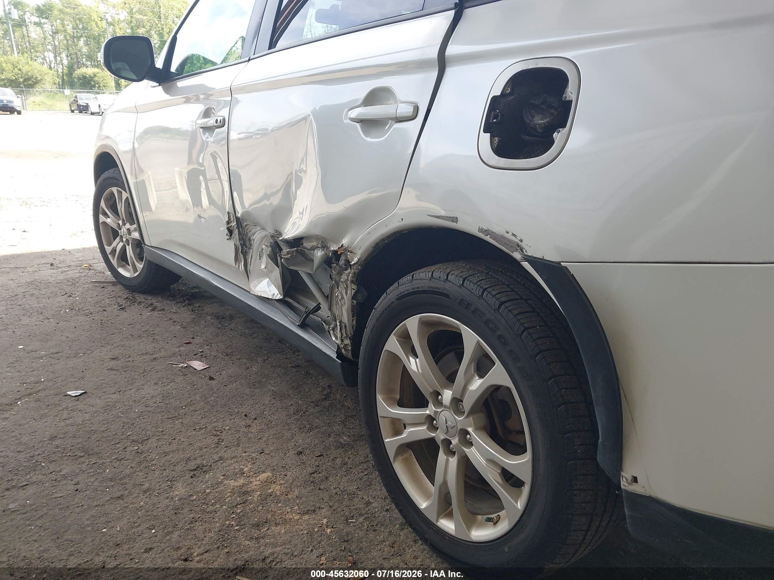 2015 Mitsubishi Outlander Se White vin: JA4AZ3A39FZ002638