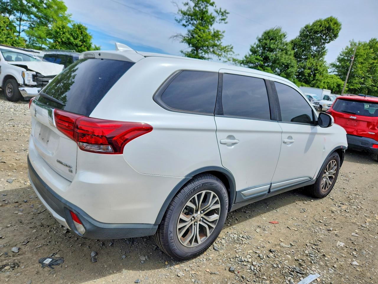 2017 Mitsubishi Outlander Se White vin: JA4AZ3A39HZ023475