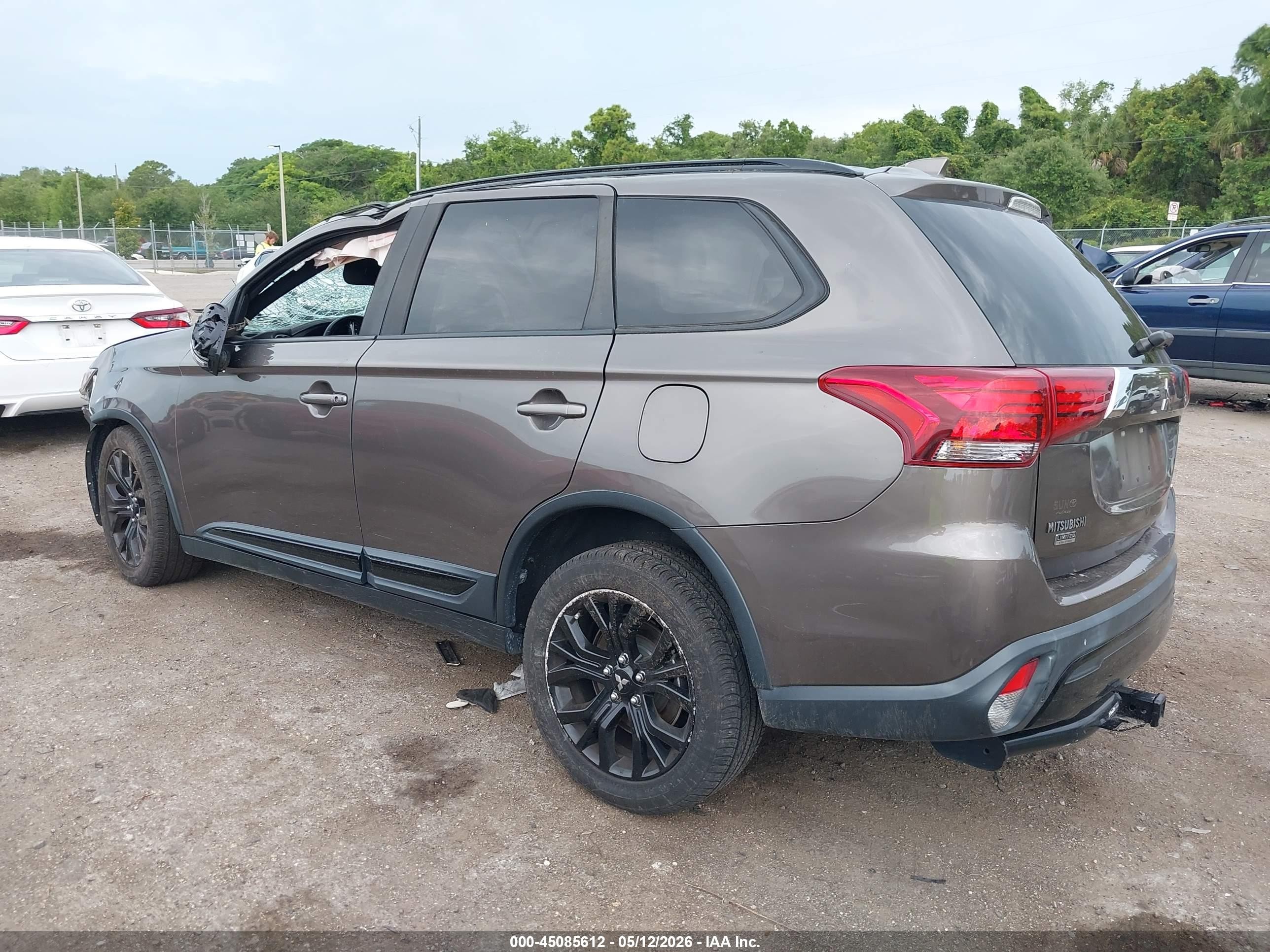 2019 Mitsubishi Outlander Le Серый vin: JA4AZ3A39KZ052353