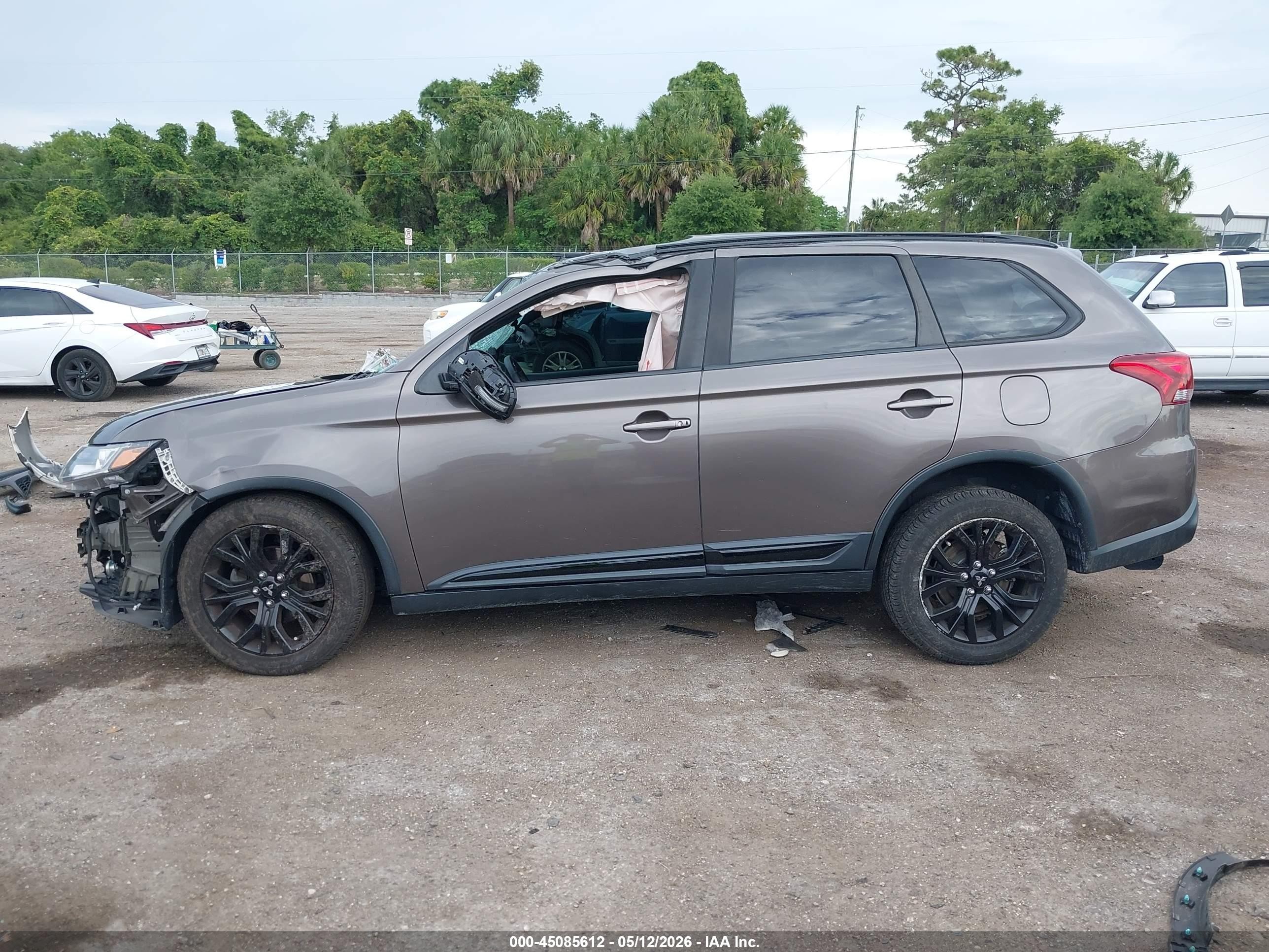 2019 Mitsubishi Outlander Le Серый vin: JA4AZ3A39KZ052353
