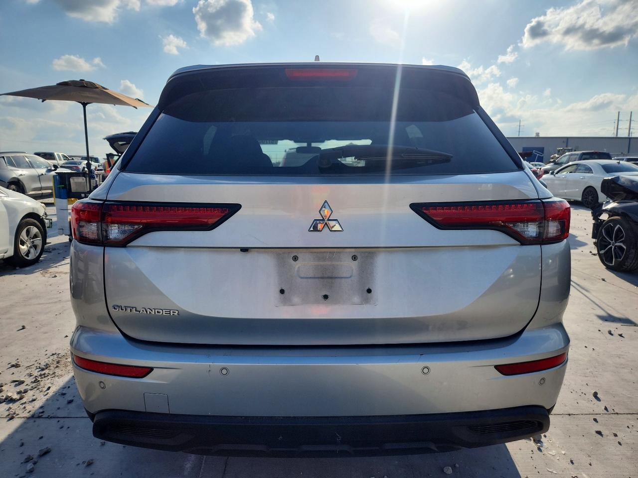 2022 Mitsubishi Outlander Es Silver vin: JA4J3TA87NZ015366