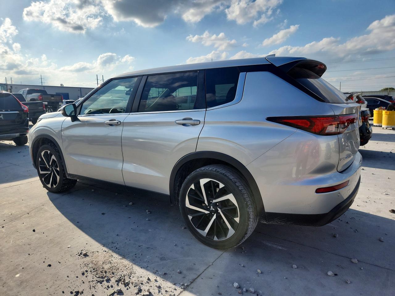 2022 Mitsubishi Outlander Es Silver vin: JA4J3TA87NZ015366