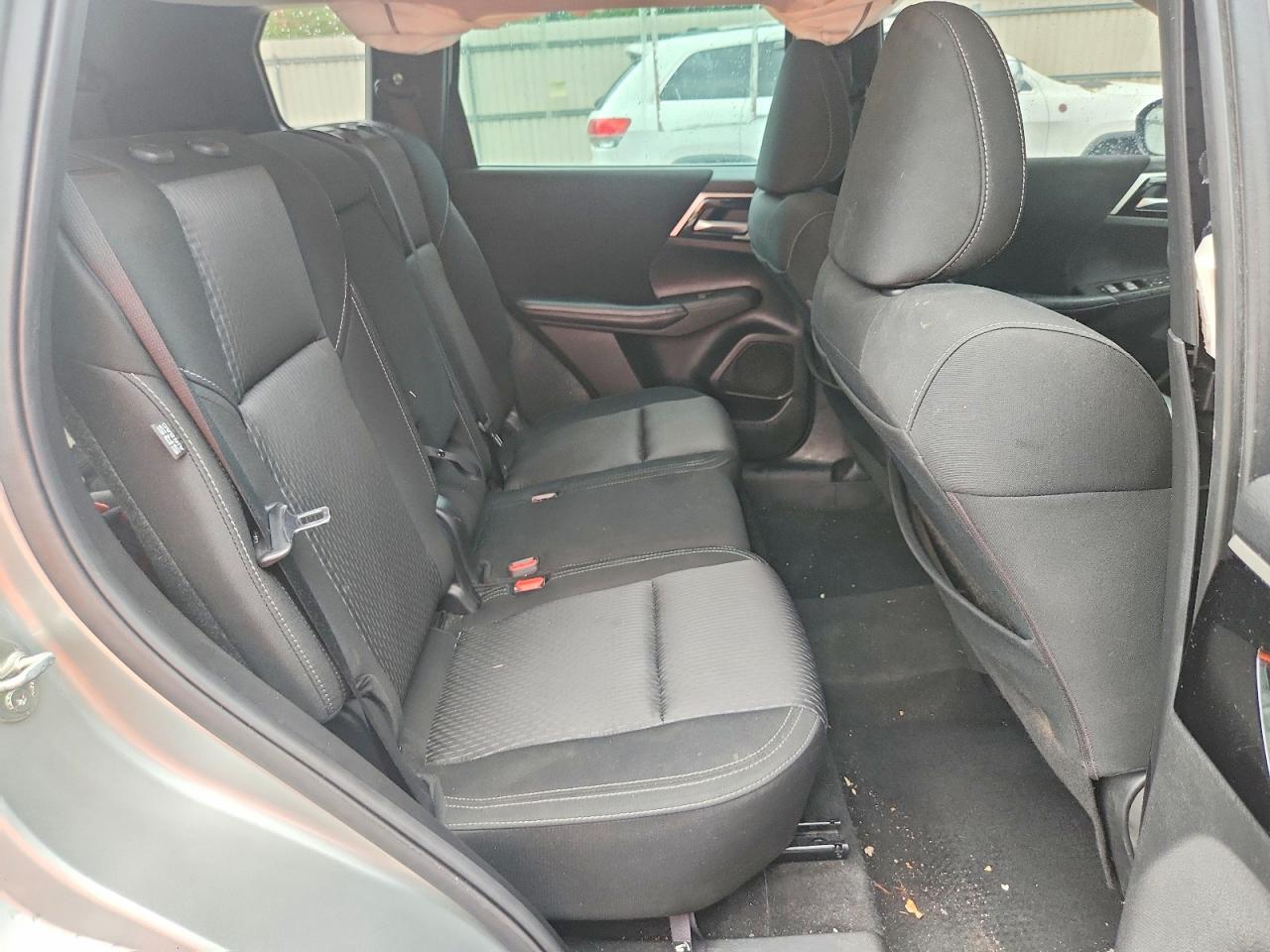 2023 Mitsubishi Outlander Es Silver vin: JA4J3TA88PZ045186