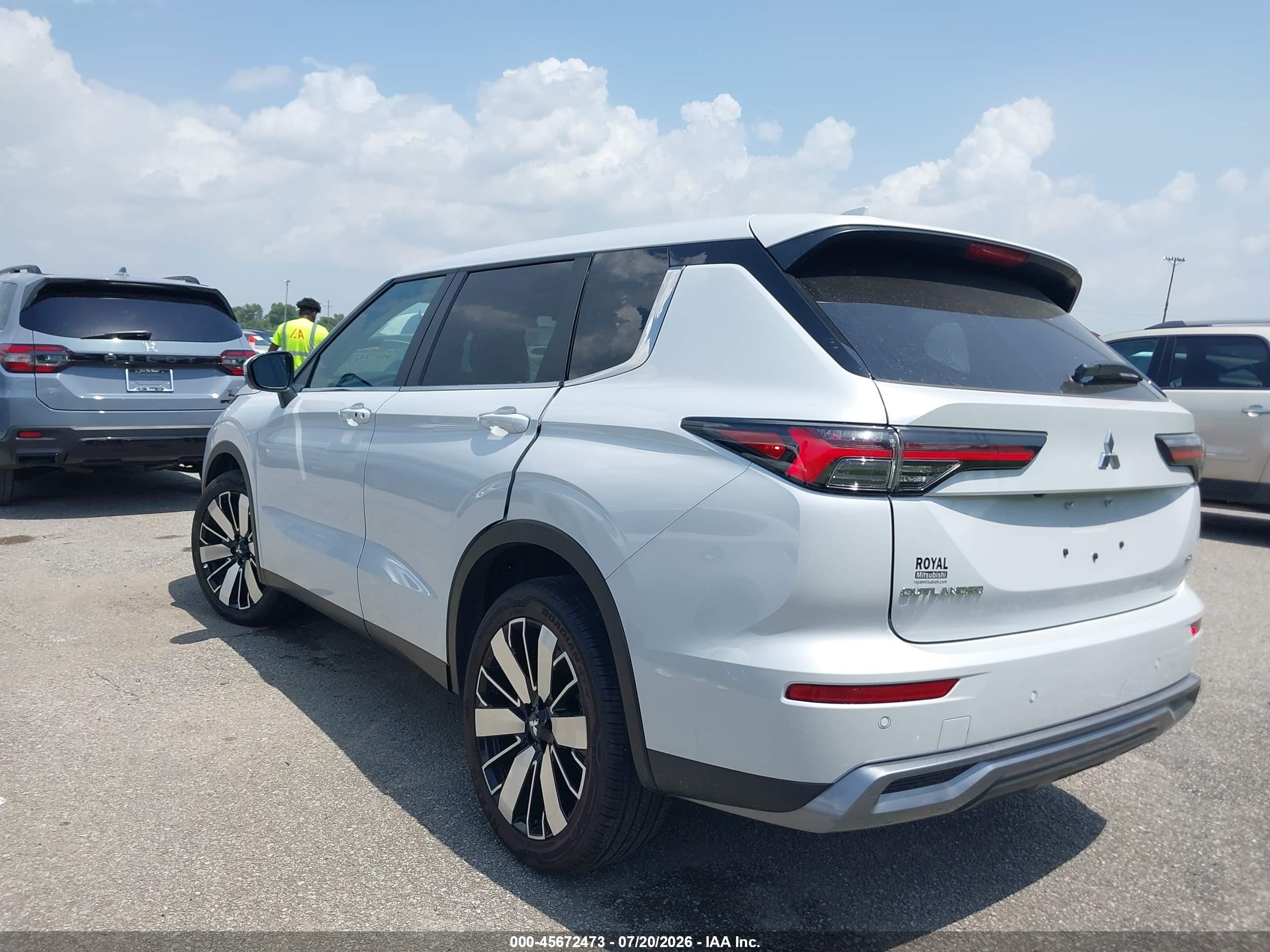 2026 Mitsubishi Outlander Le 2.5 2wd/se 2.5 2wd White vin: JA4J3VAB6TZ011264