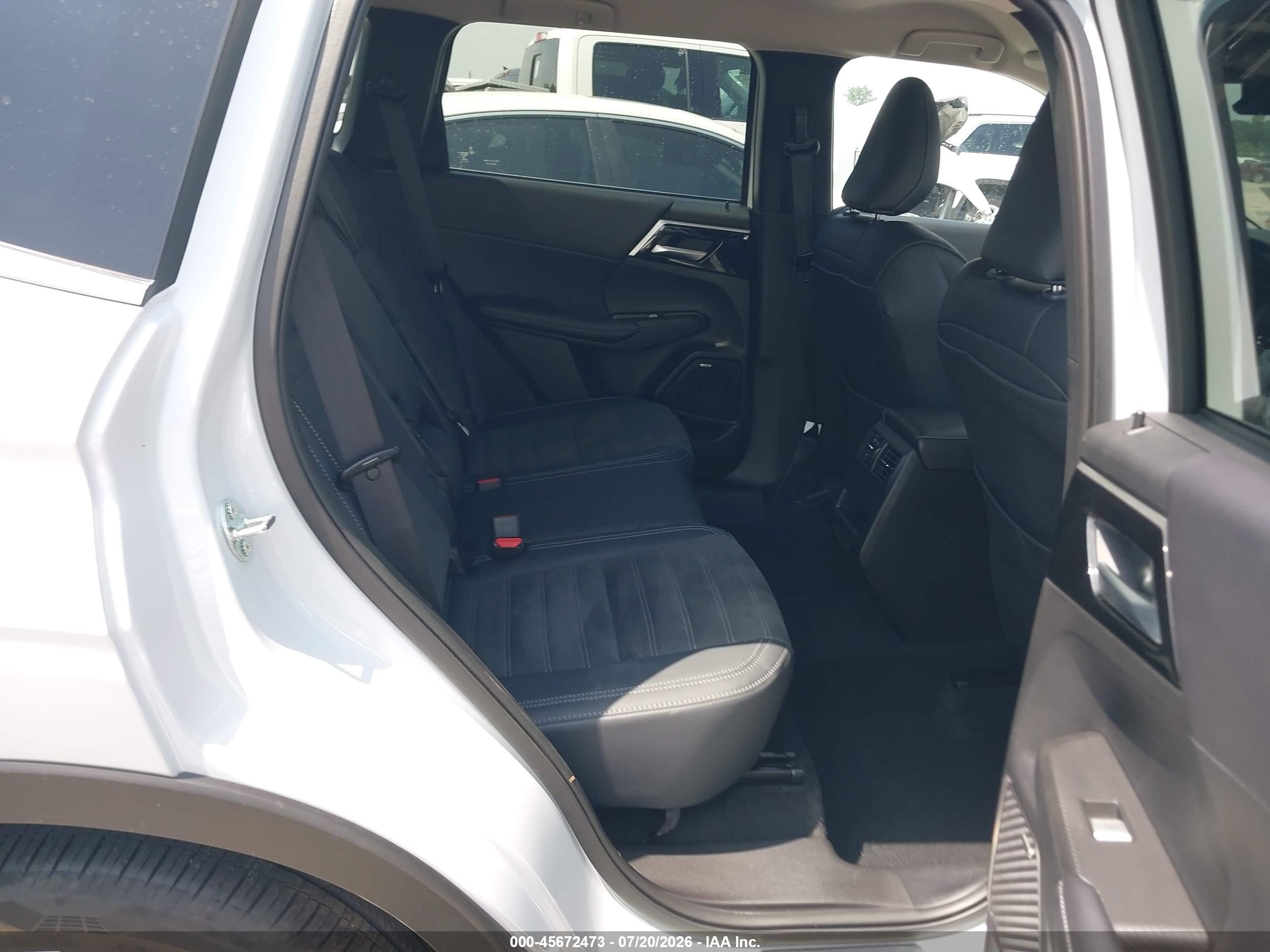 2026 Mitsubishi Outlander Le 2.5 2wd/se 2.5 2wd White vin: JA4J3VAB6TZ011264
