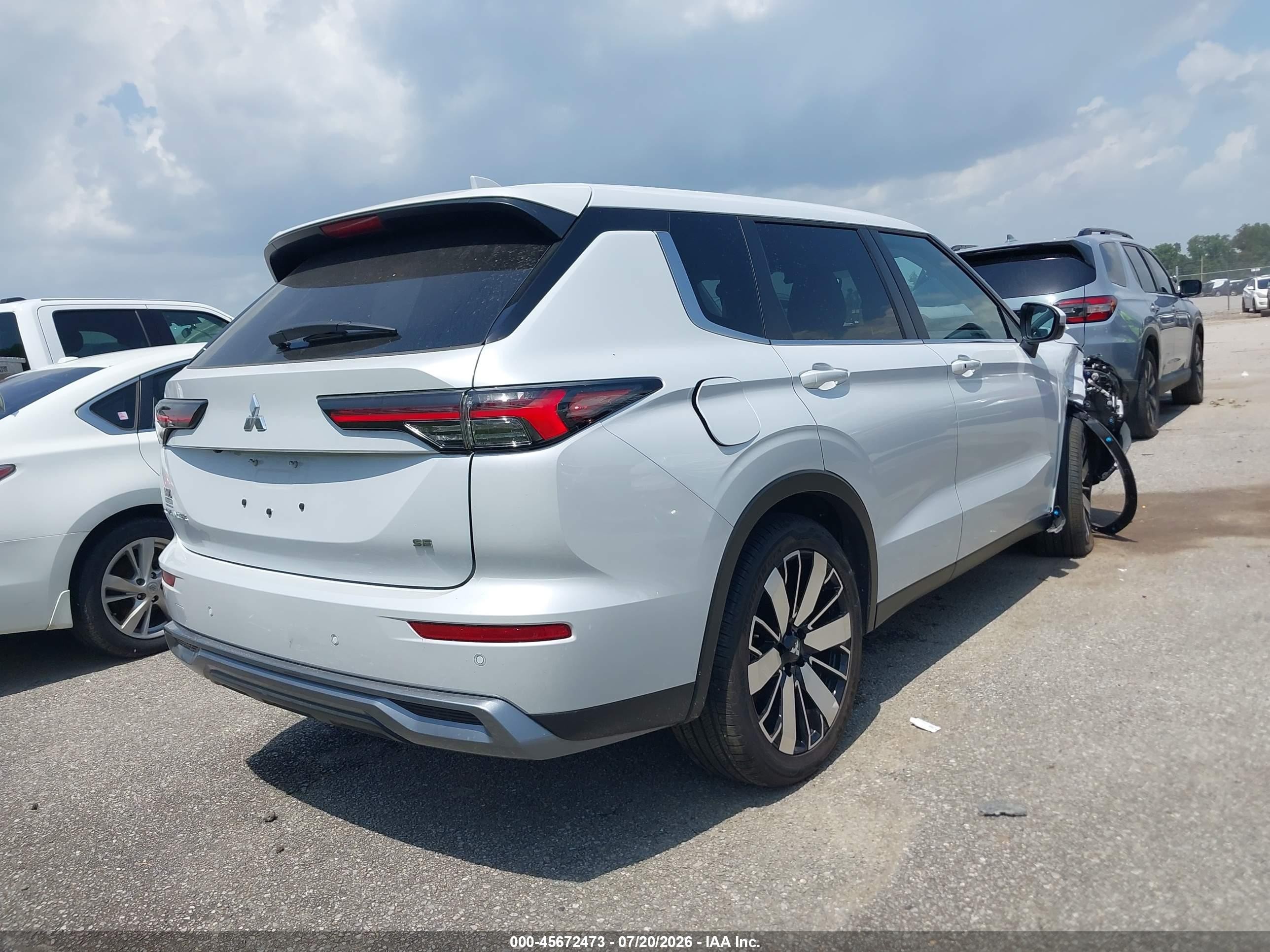 2026 Mitsubishi Outlander Le 2.5 2wd/se 2.5 2wd White vin: JA4J3VAB6TZ011264