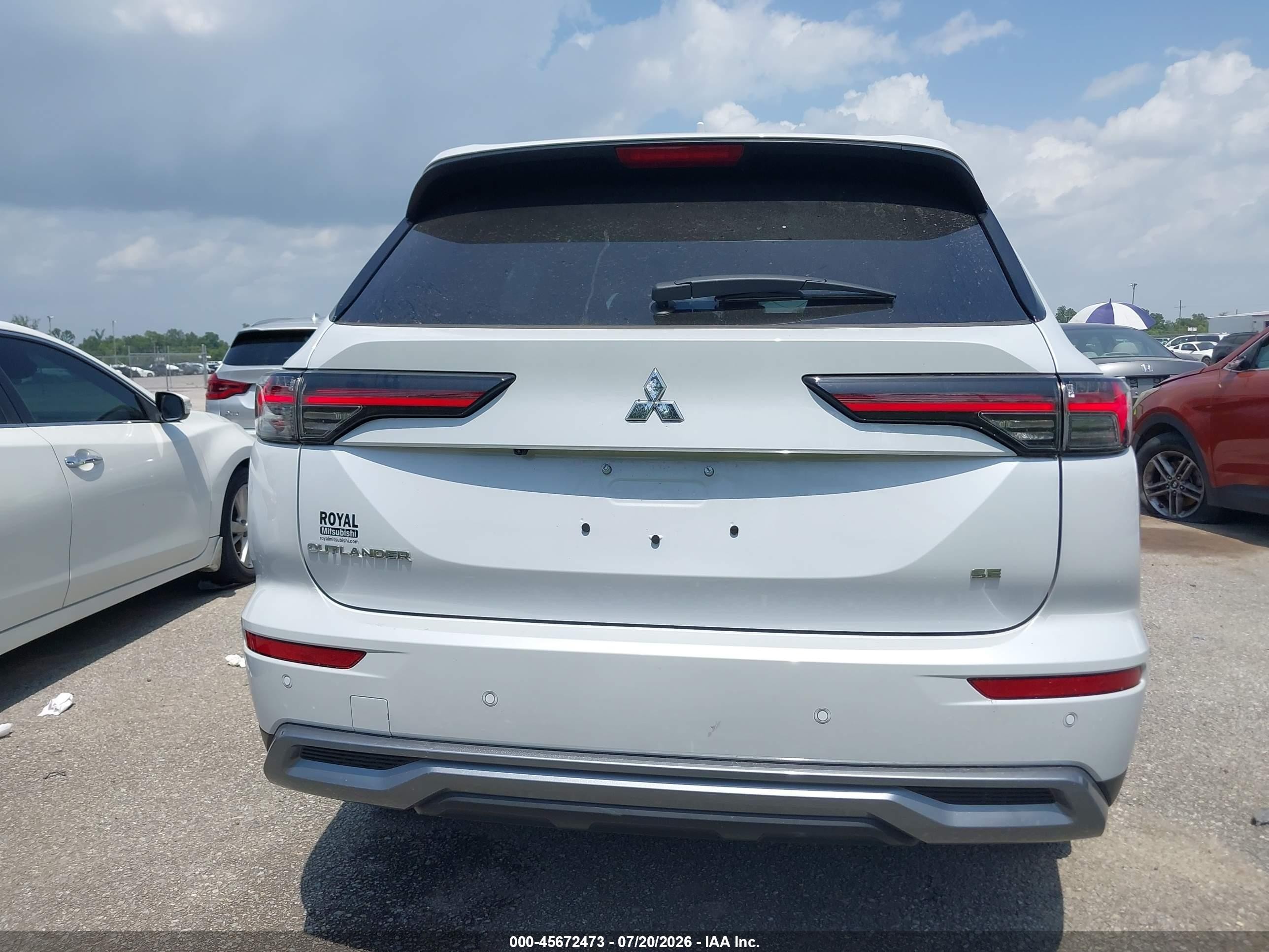 2026 Mitsubishi Outlander Le 2.5 2wd/se 2.5 2wd White vin: JA4J3VAB6TZ011264
