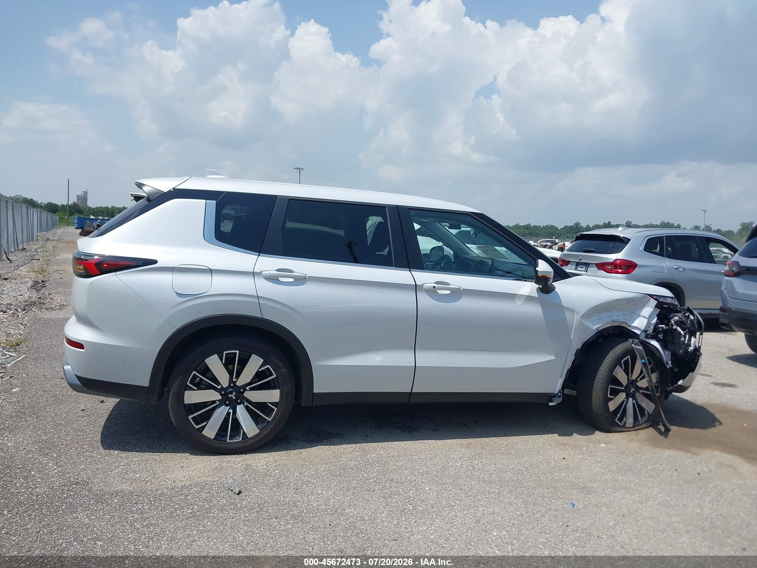 2026 Mitsubishi Outlander Le 2.5 2wd/se 2.5 2wd White vin: JA4J3VAB6TZ011264