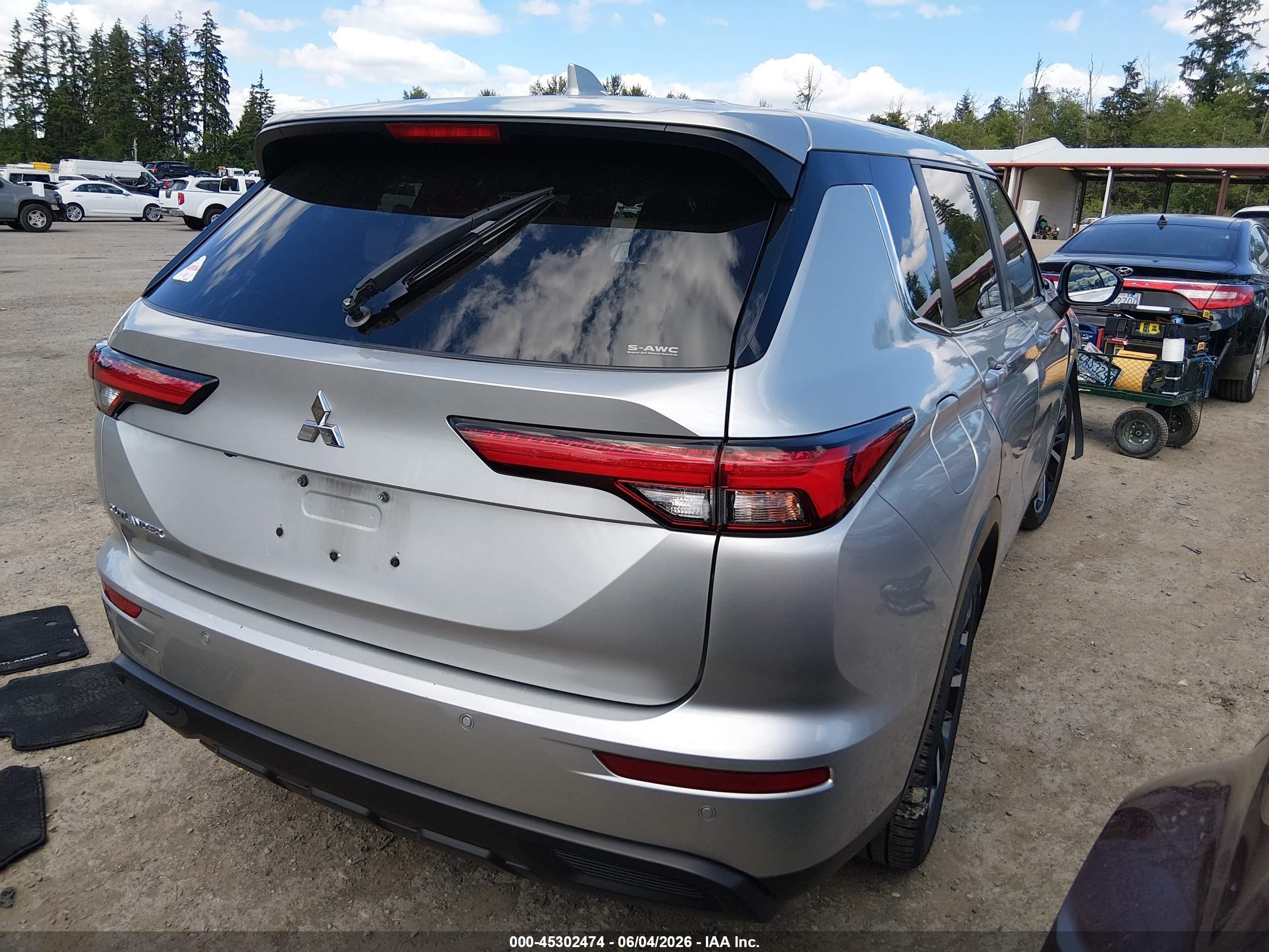 2022 Mitsubishi Outlander Es 2.5 S-awc Серебряный vin: JA4J4TA88NZ032478