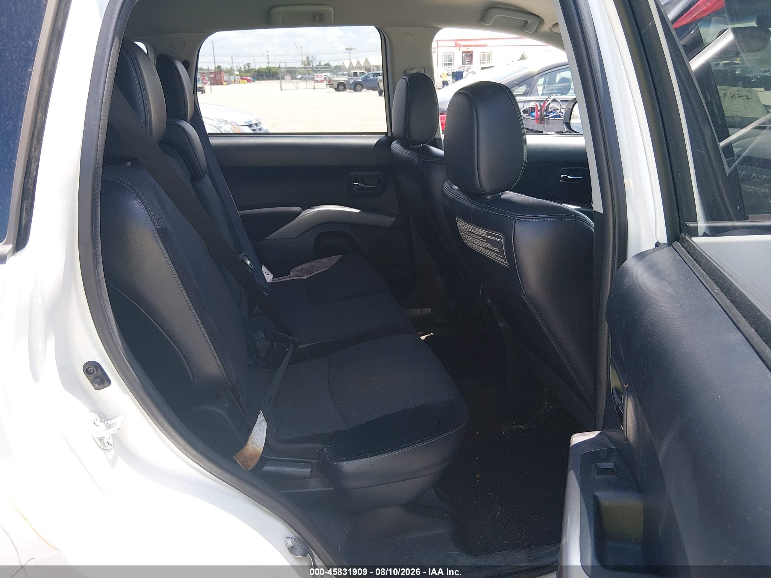 2011 Mitsubishi Outlander Se White vin: JA4JT3AW3BU007305