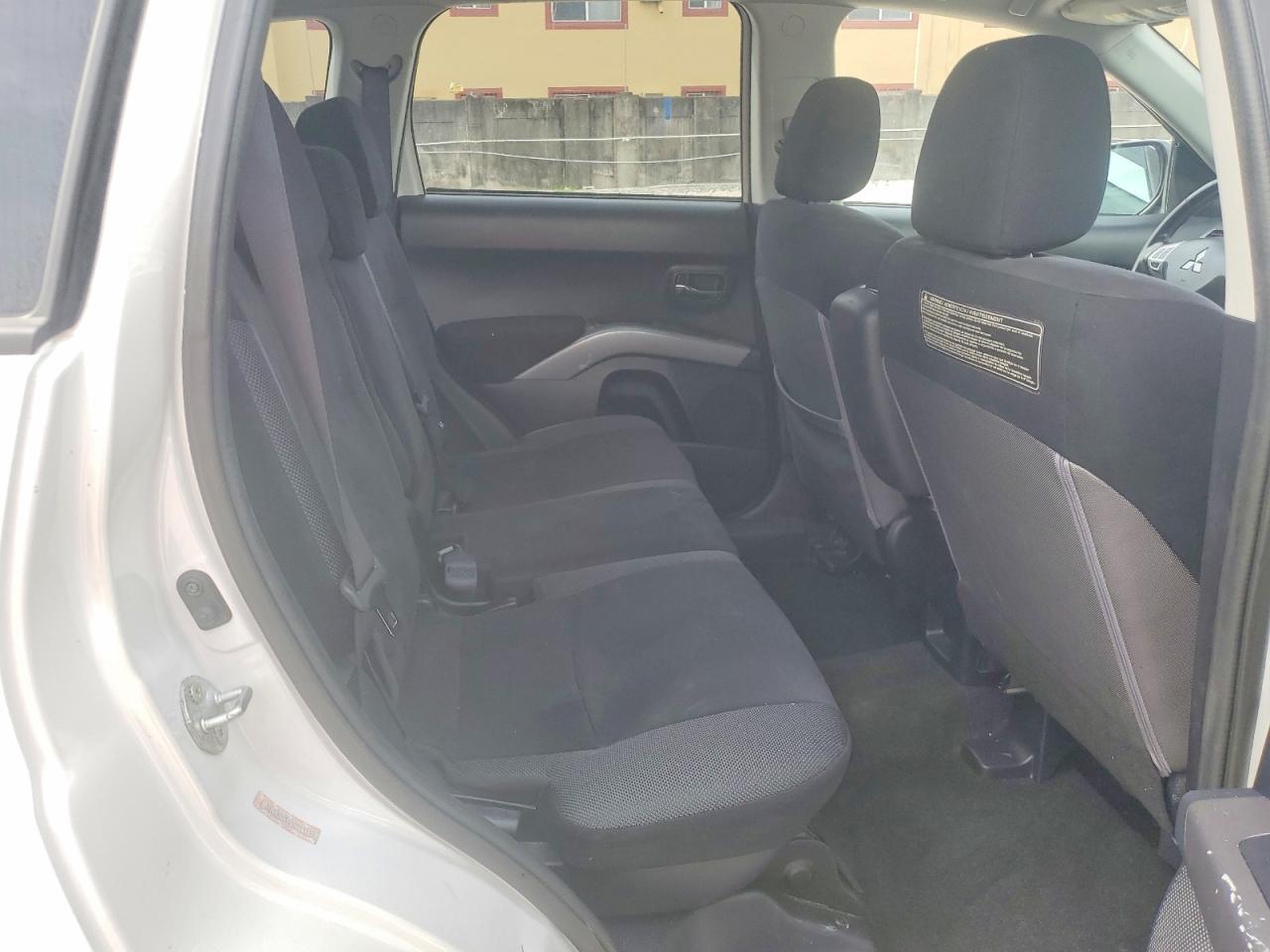 2009 Mitsubishi Outlander Es White vin: JA4LS21W49Z011186