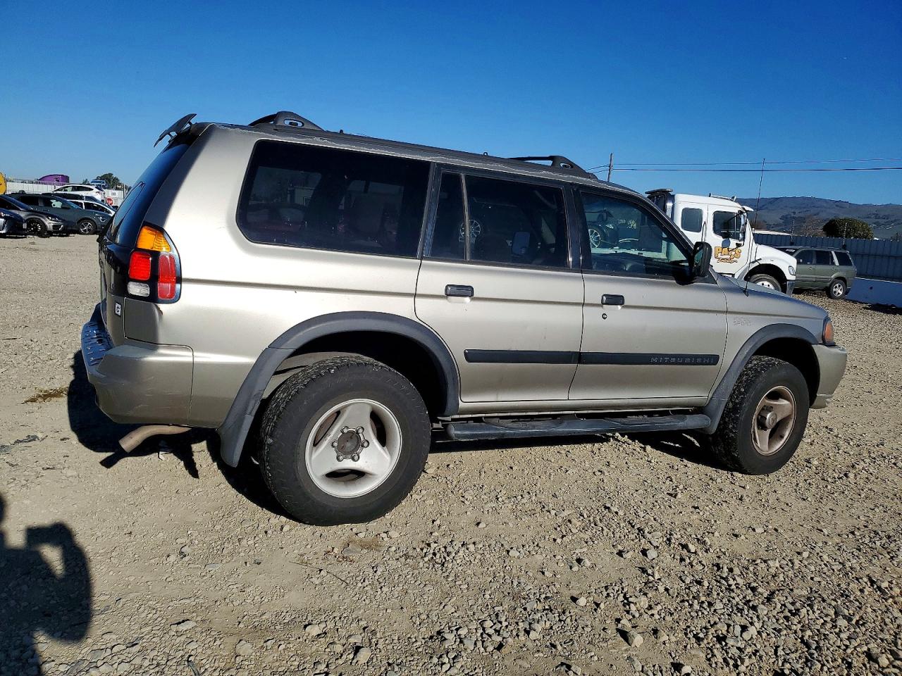 2000 Mitsubishi Montero Sport Ls Beige vin: JA4LS31H3YP022679