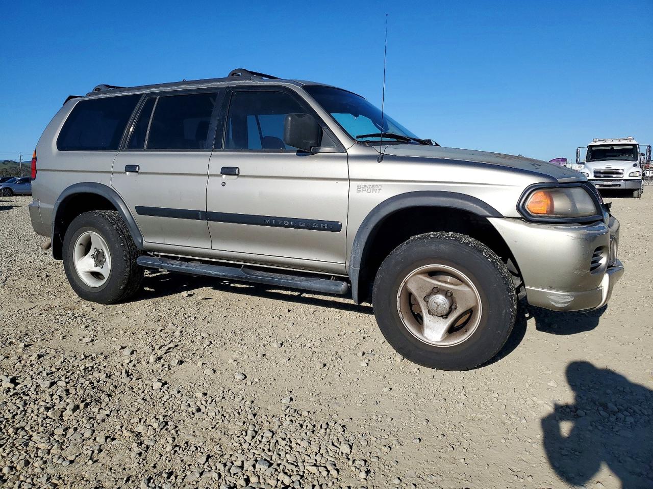 2000 Mitsubishi Montero Sport Ls Beige vin: JA4LS31H3YP022679