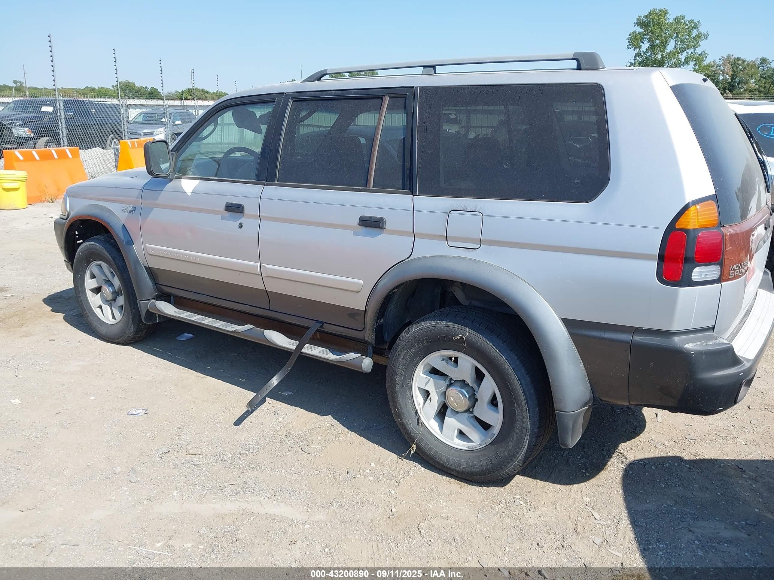 2002 Mitsubishi Montero Sport Xls Black vin: JA4LS31R02J038051