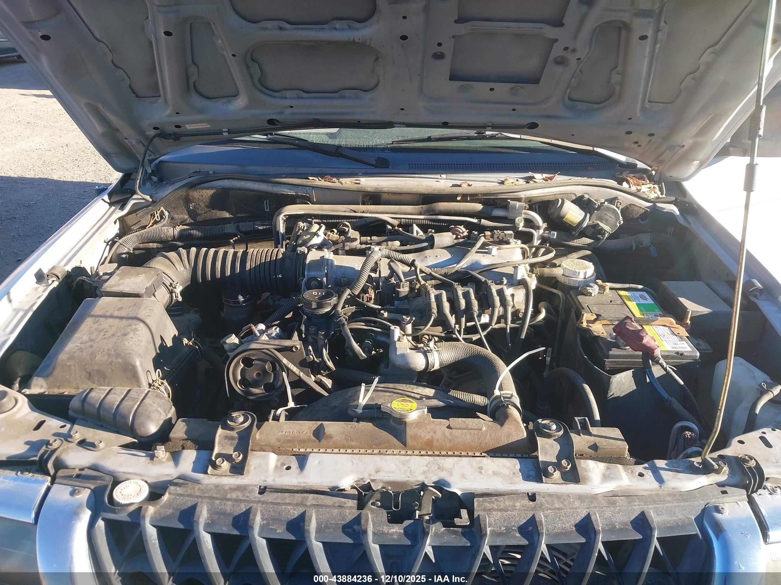 2002 Mitsubishi Montero Sport Xls Silver vin: JA4LS31R92J047735