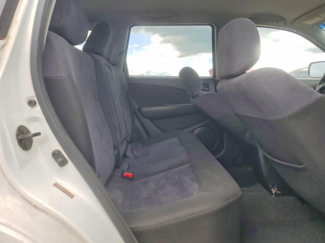 2004 Mitsubishi Outlander Ls White vin: JA4LX31F44U025165