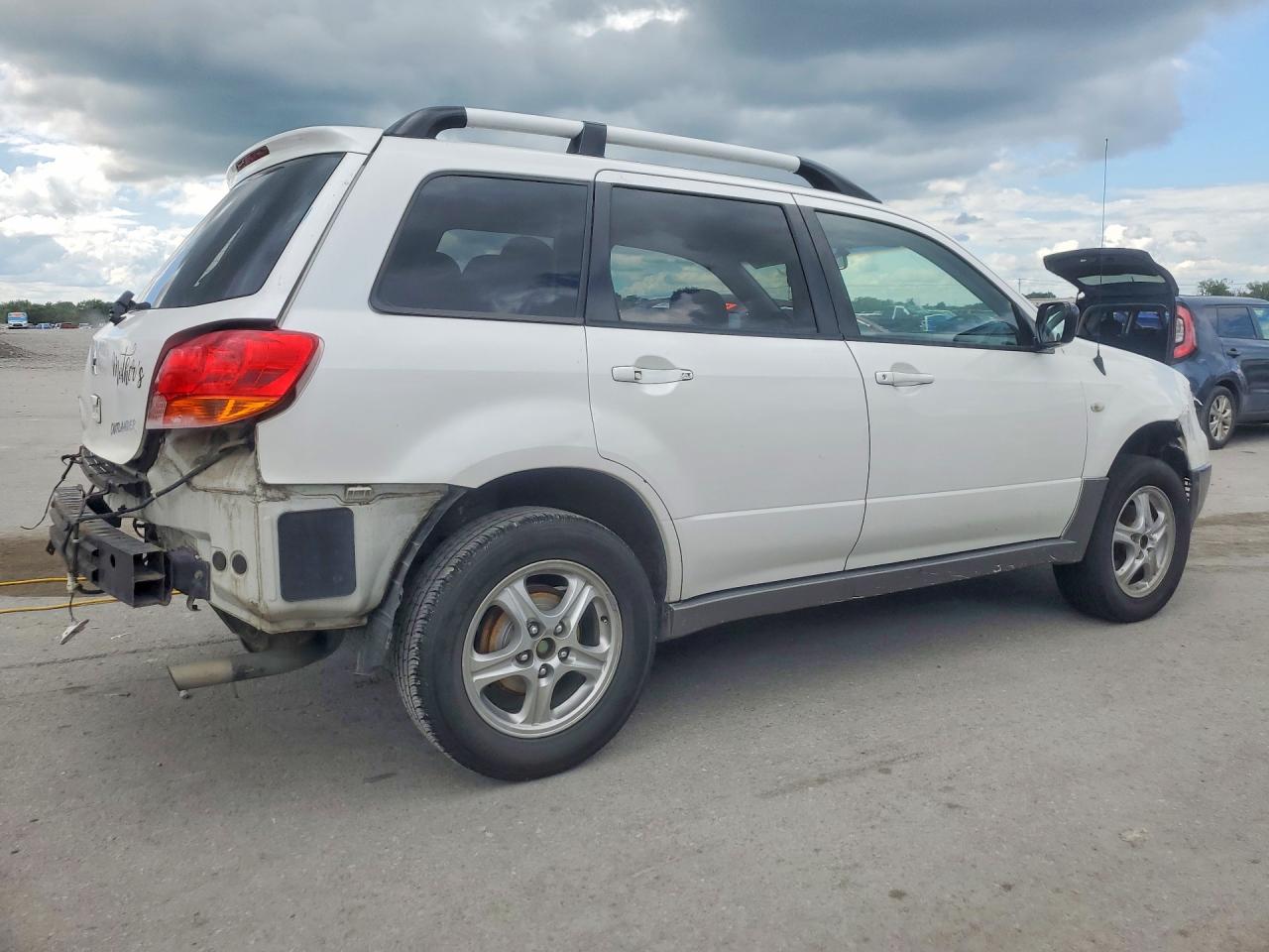 2004 Mitsubishi Outlander Ls White vin: JA4LX31F44U025165
