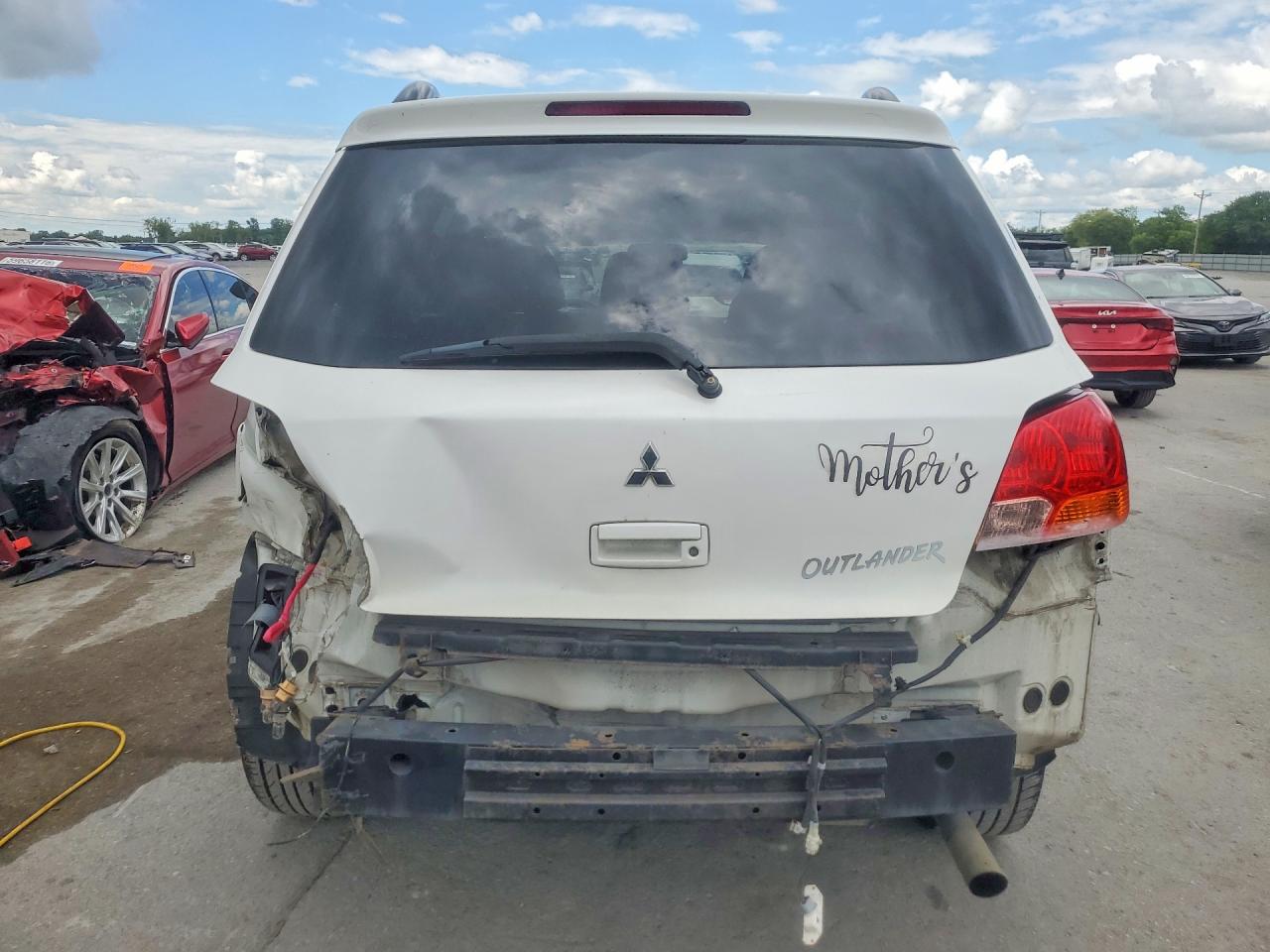 2004 Mitsubishi Outlander Ls White vin: JA4LX31F44U025165