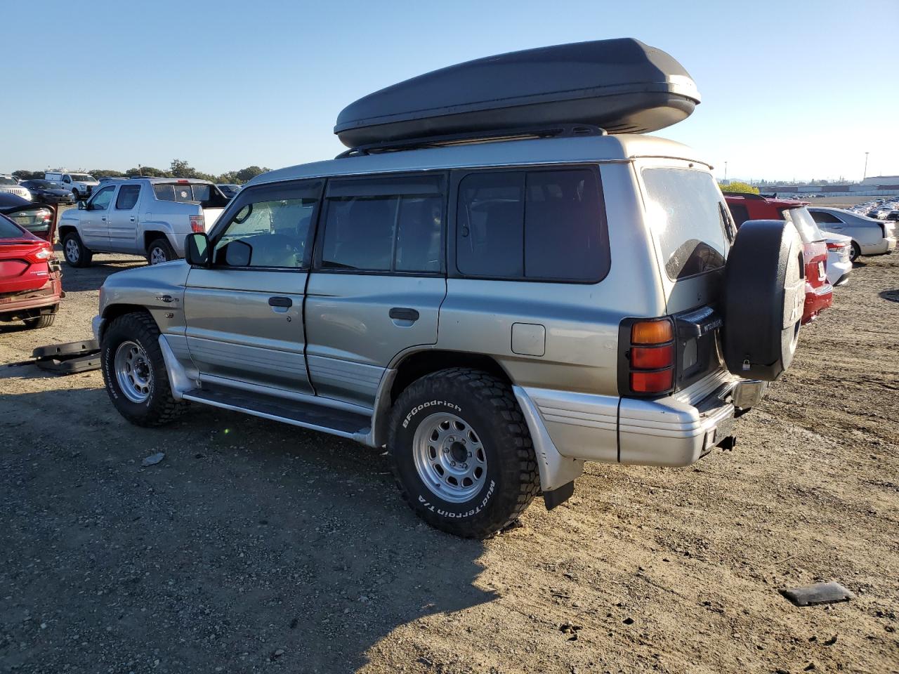 1998 Mitsubishi Montero Серебряный vin: JA4MR51R3WJ004705
